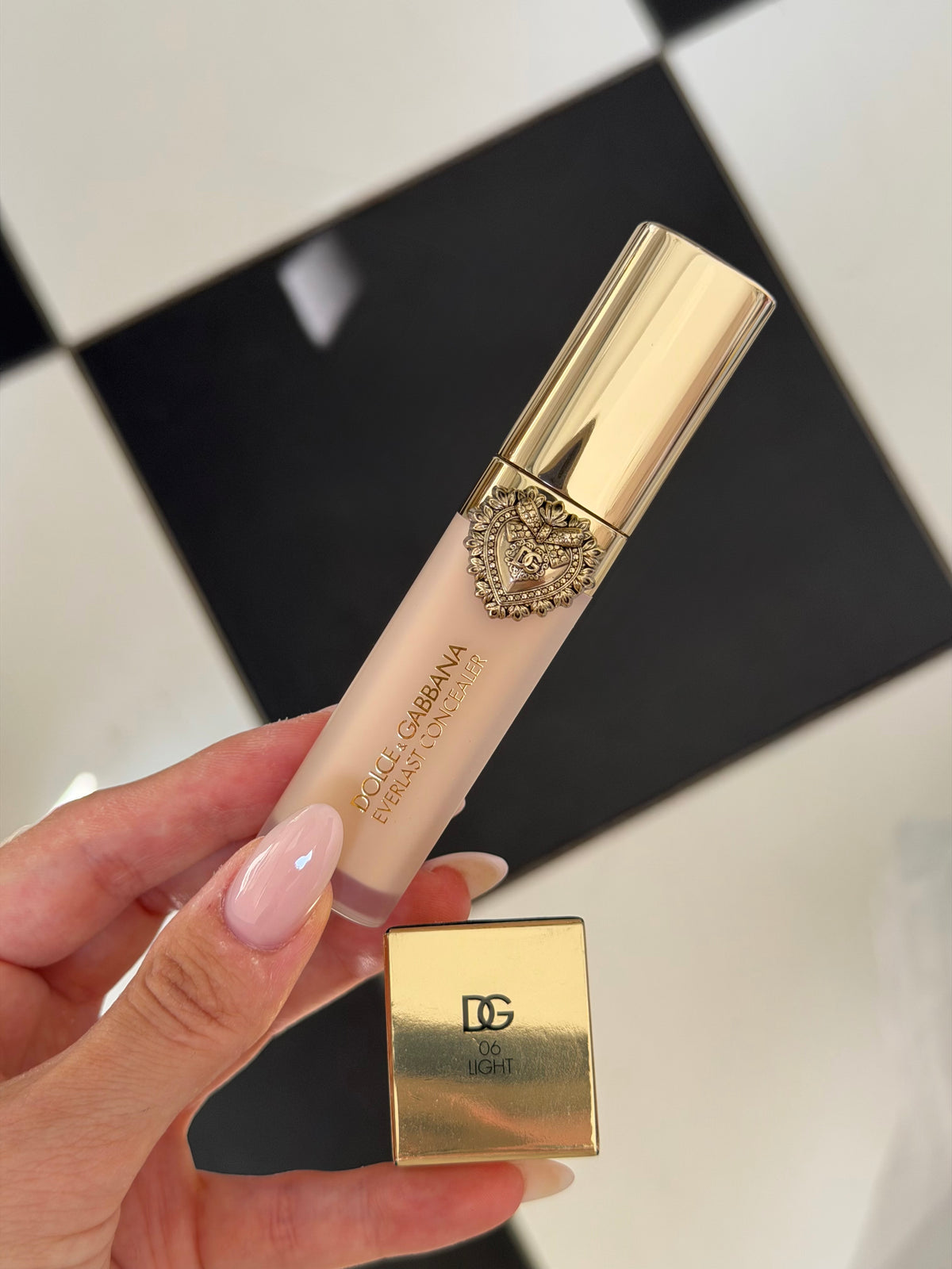 DOLCE&GABBANA Everlast Concealer 
24H Wear Crease-Proof Hydrating (06)