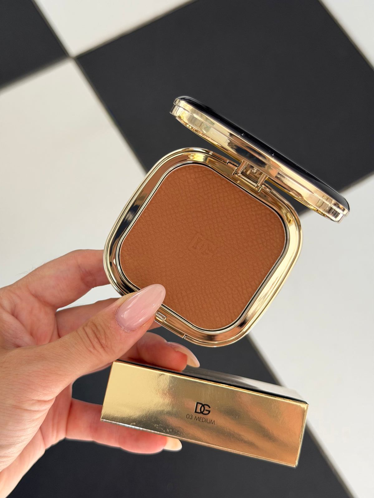 DOLCE&GABBANA Face&Eyes Match
Lasting Bronzer & Eyeshadow Powder (03)