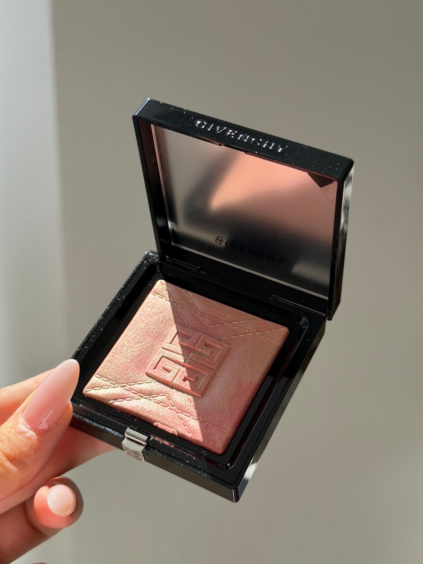 GIVENCHY Prisme Libre Highlighter Powder (004)
Long-lasting Hydrating And Marbled