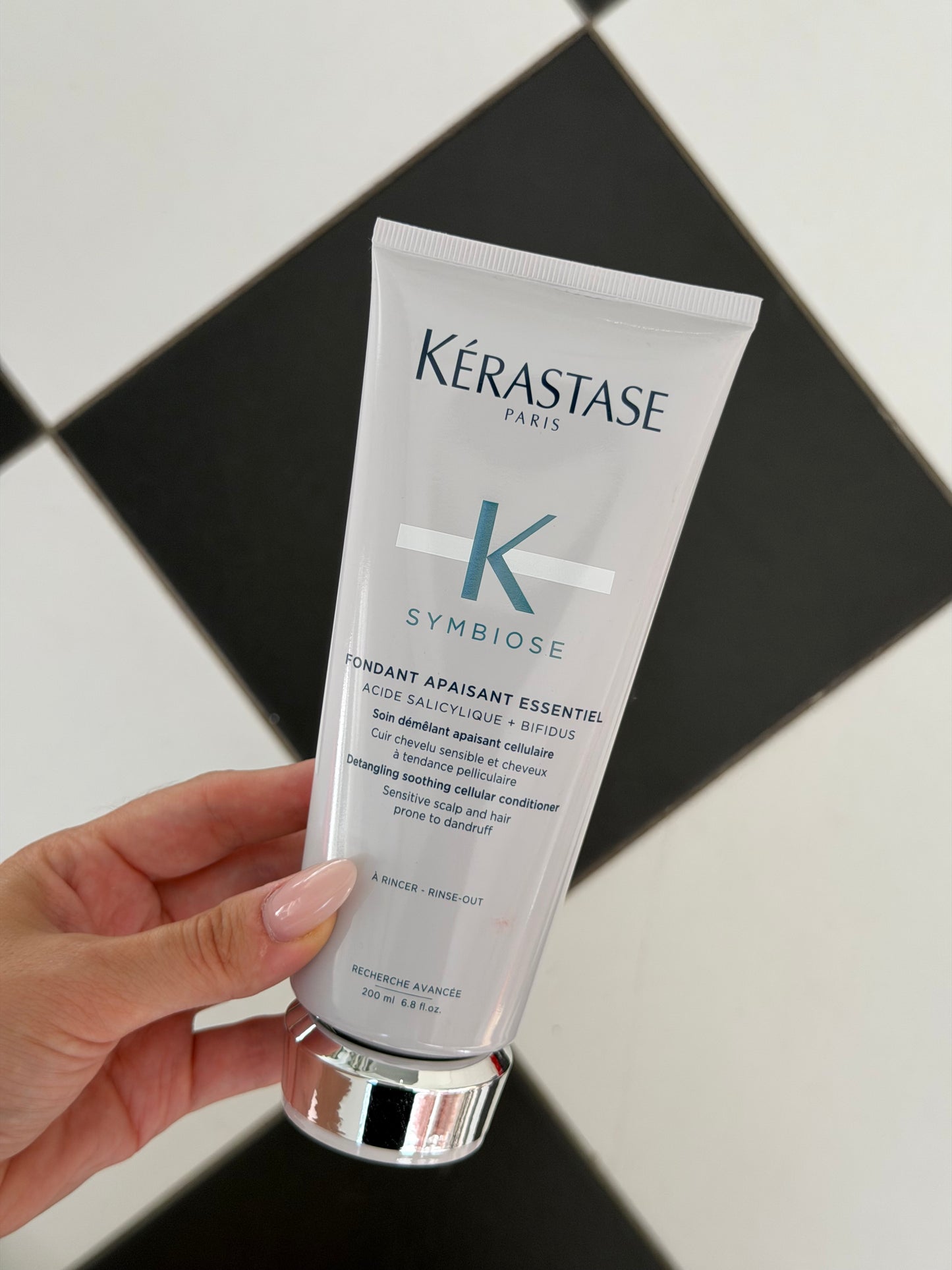 KERASTASE Fondant Apaisant Essentiel
Dentaling Soothing Cellular Conditioner For Sensitive Scalp And Hair Prone To Dandruff