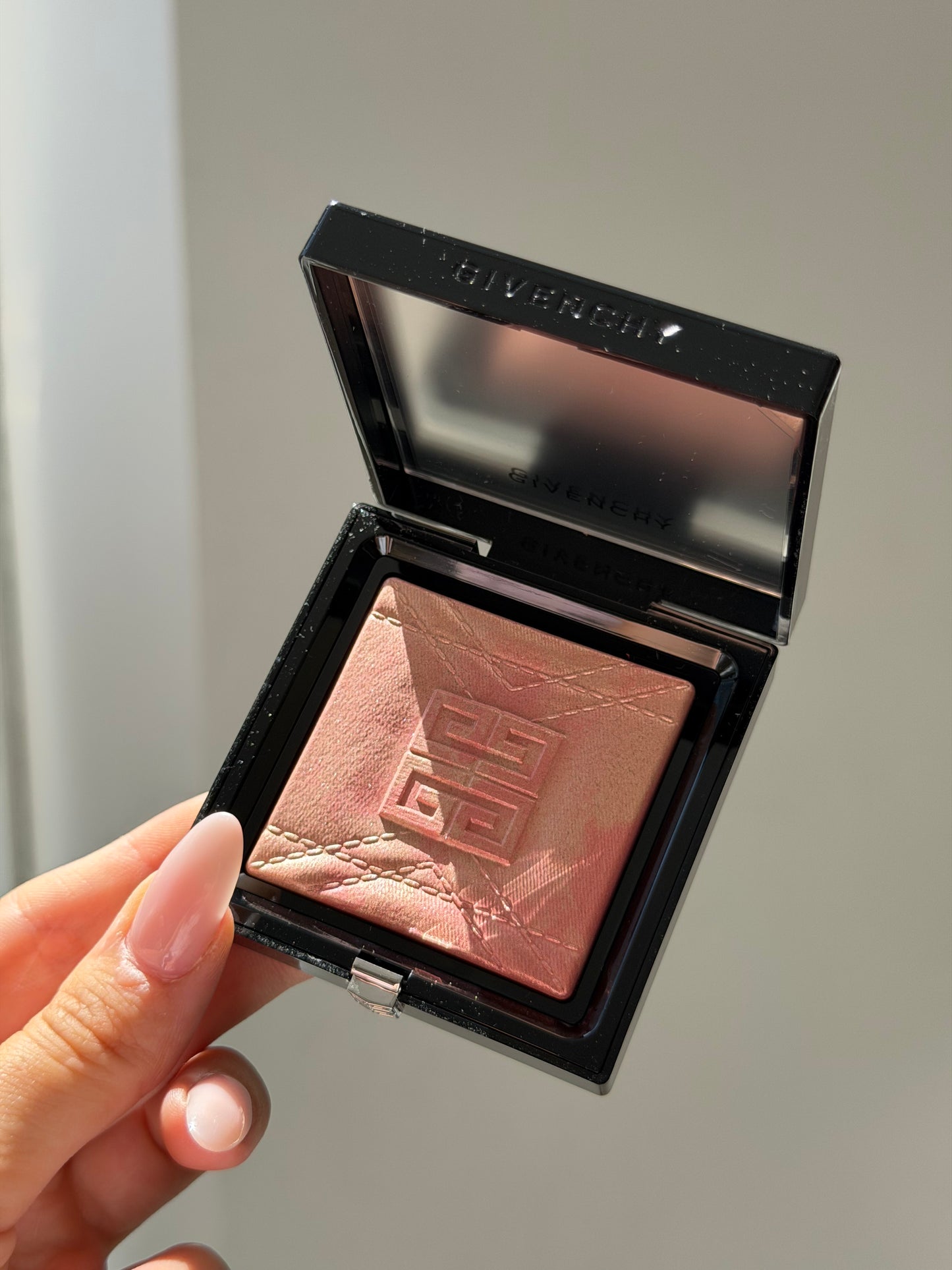 GIVENCHY Prisme Libre Highlighter Powder (004)
Long-lasting Hydrating And Marbled