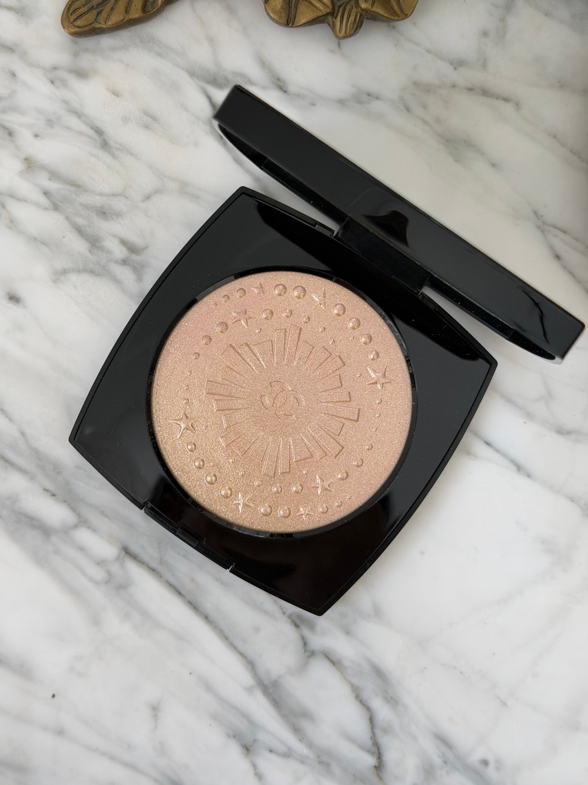 CHANEL Diamond Dust
Oversize Illuminating Powder