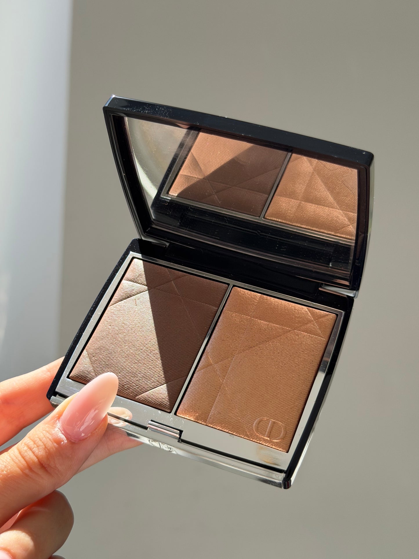 DIOR Rouge Blush Colour & Glow (200)
Multi-Use Face Palette – Color and Highlighter Duo