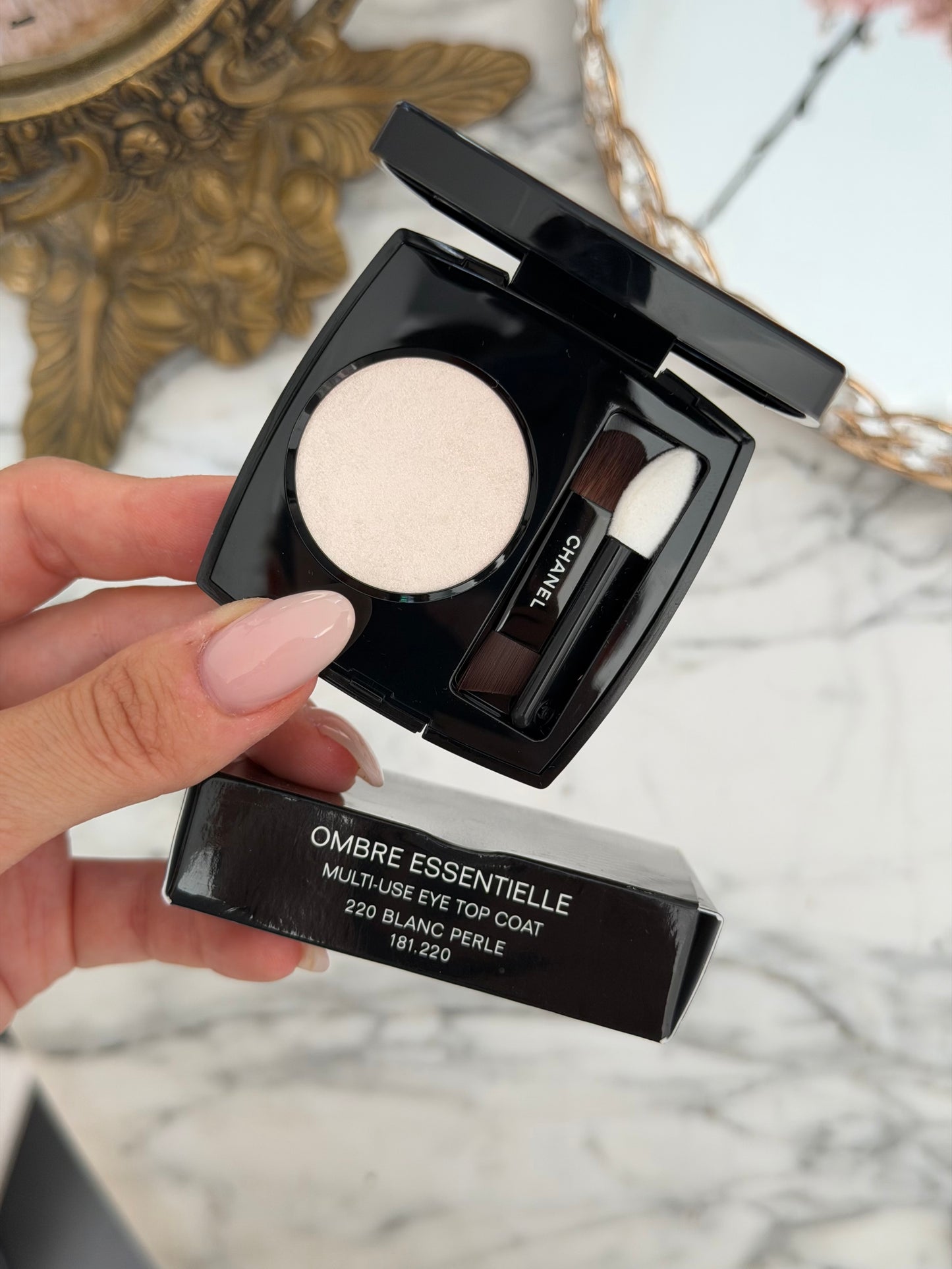 CHANEL Ombre Essentielle Multi-Use Longwearing Eyeshadow (220)