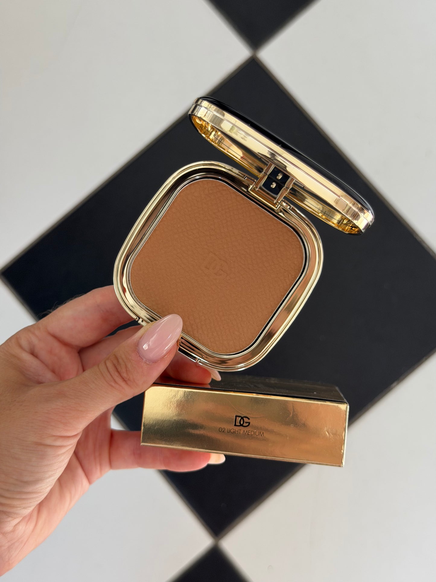 DOLCE&GABBANA Face&Eyes Match
Lasting Bronzer & Eyeshadow Powder (02)