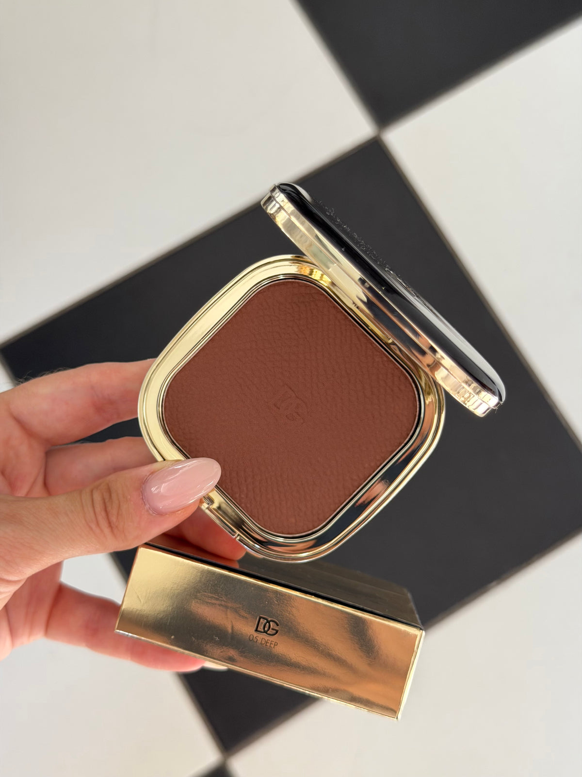 DOLCE&GABBANA Face&Eyes Match
Lasting Bronzer & Eyeshadow Powder (05)