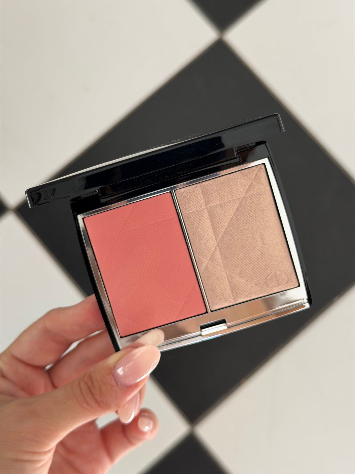 DIOR Rouge Blush Colour & Glow (257)
Multi-Use Face Palette – Color and Highlighter Duo
