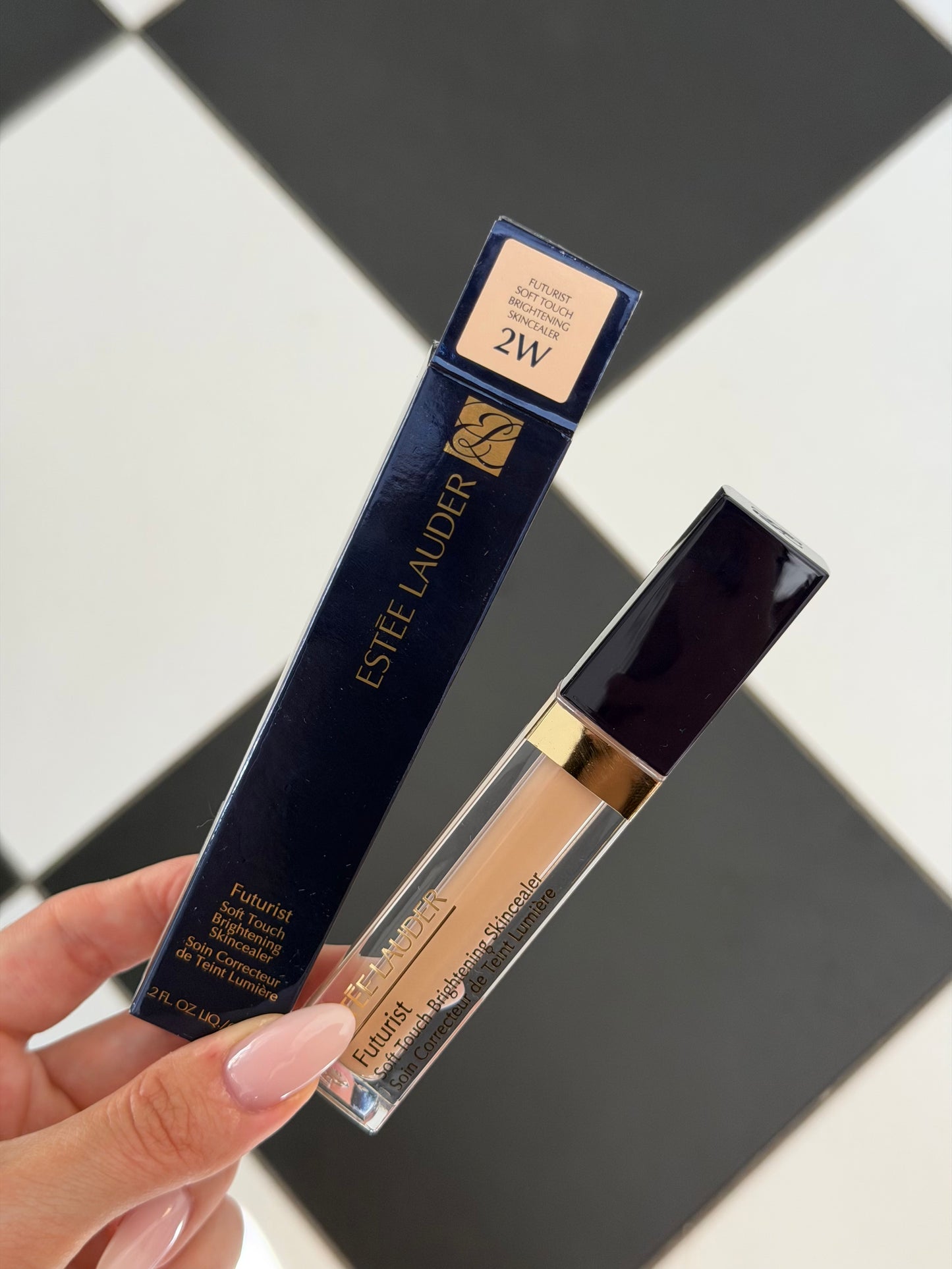 ESTÉE LAUDER Futurist
Soft Touch Brightening Skincealer Concealer (2W)