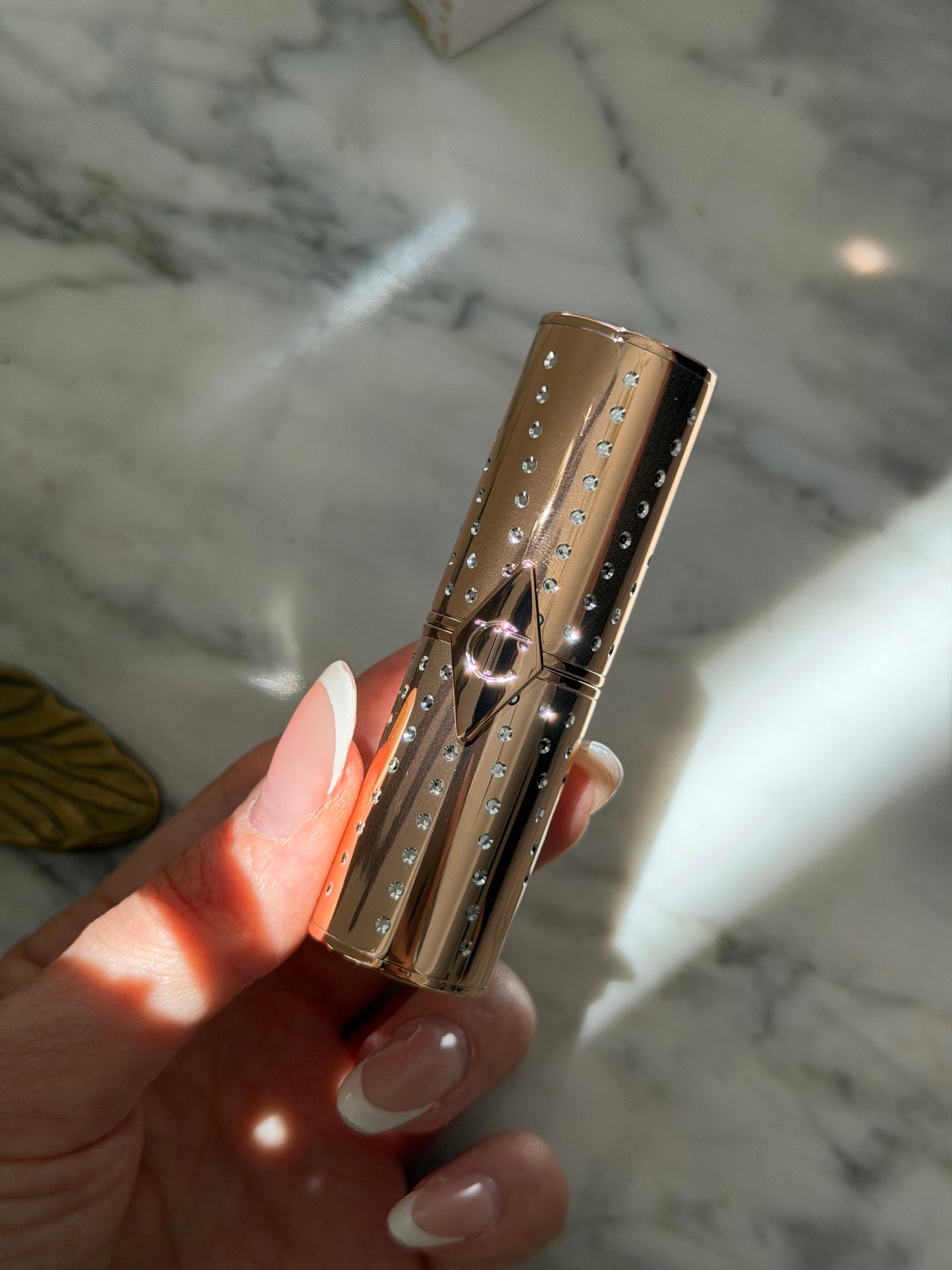 CHARLOTTE TILBURY
Look Of Love Lipstick
K.I.S.S.I.N.G - Nude Romance