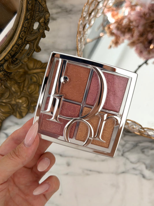 DIOR Backstage Glow Maximizer Palette (005)
Multi-Use Highlighter and Blush - Multi-Reflective Glow