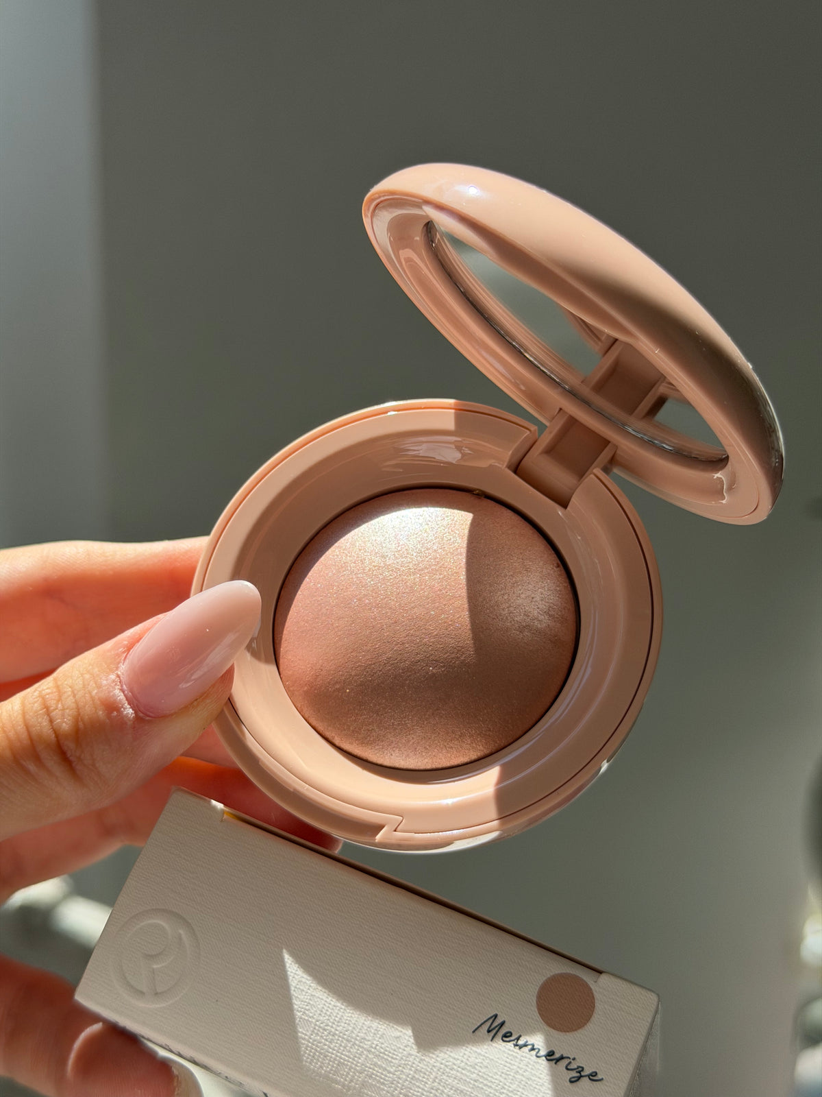 RARE BEAUTY Positive Light Silky Touch Highlighter - Mesmerize