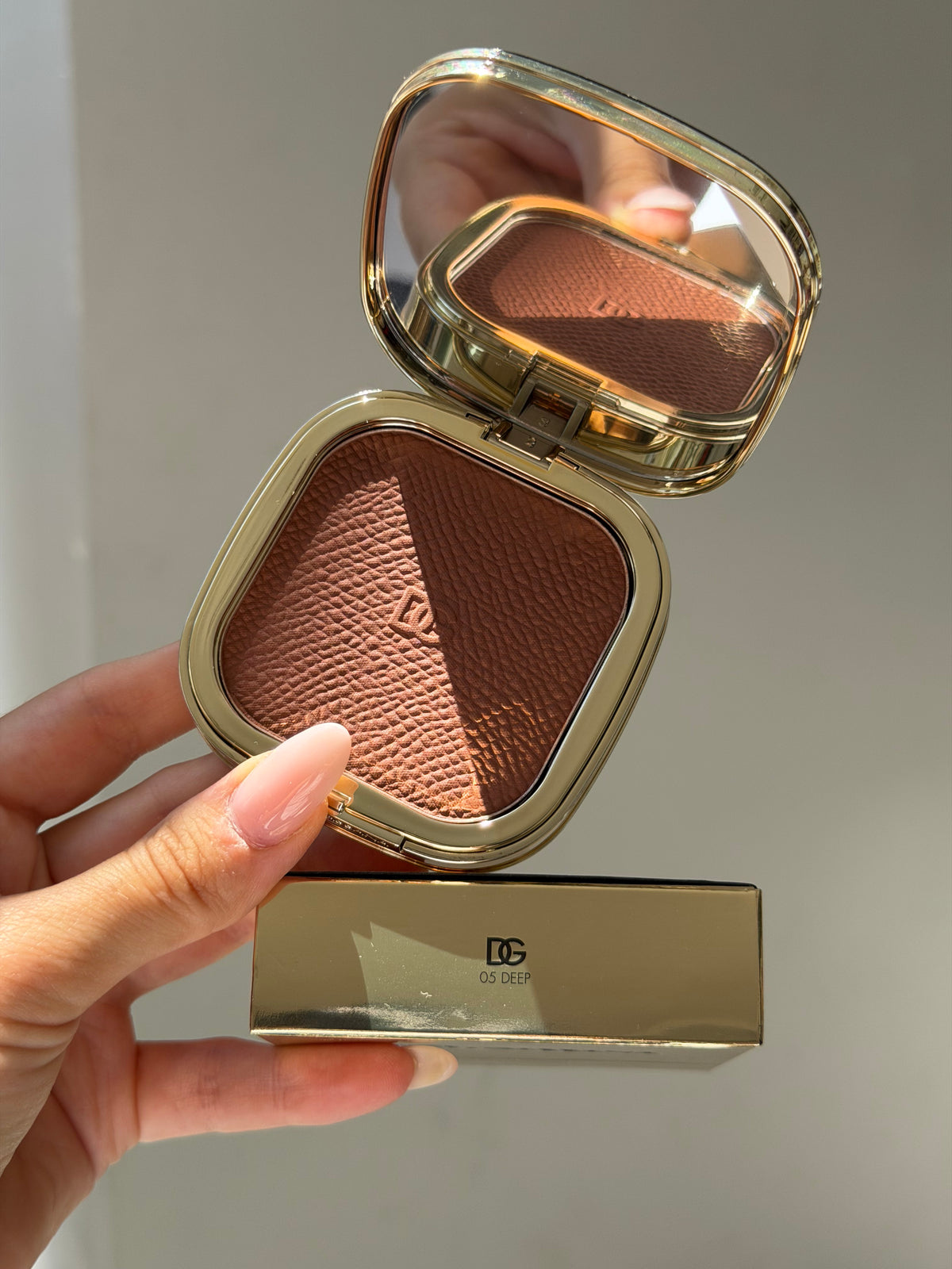 DOLCE&GABBANA Face&Eyes Match
Lasting Bronzer & Eyeshadow Powder (05)