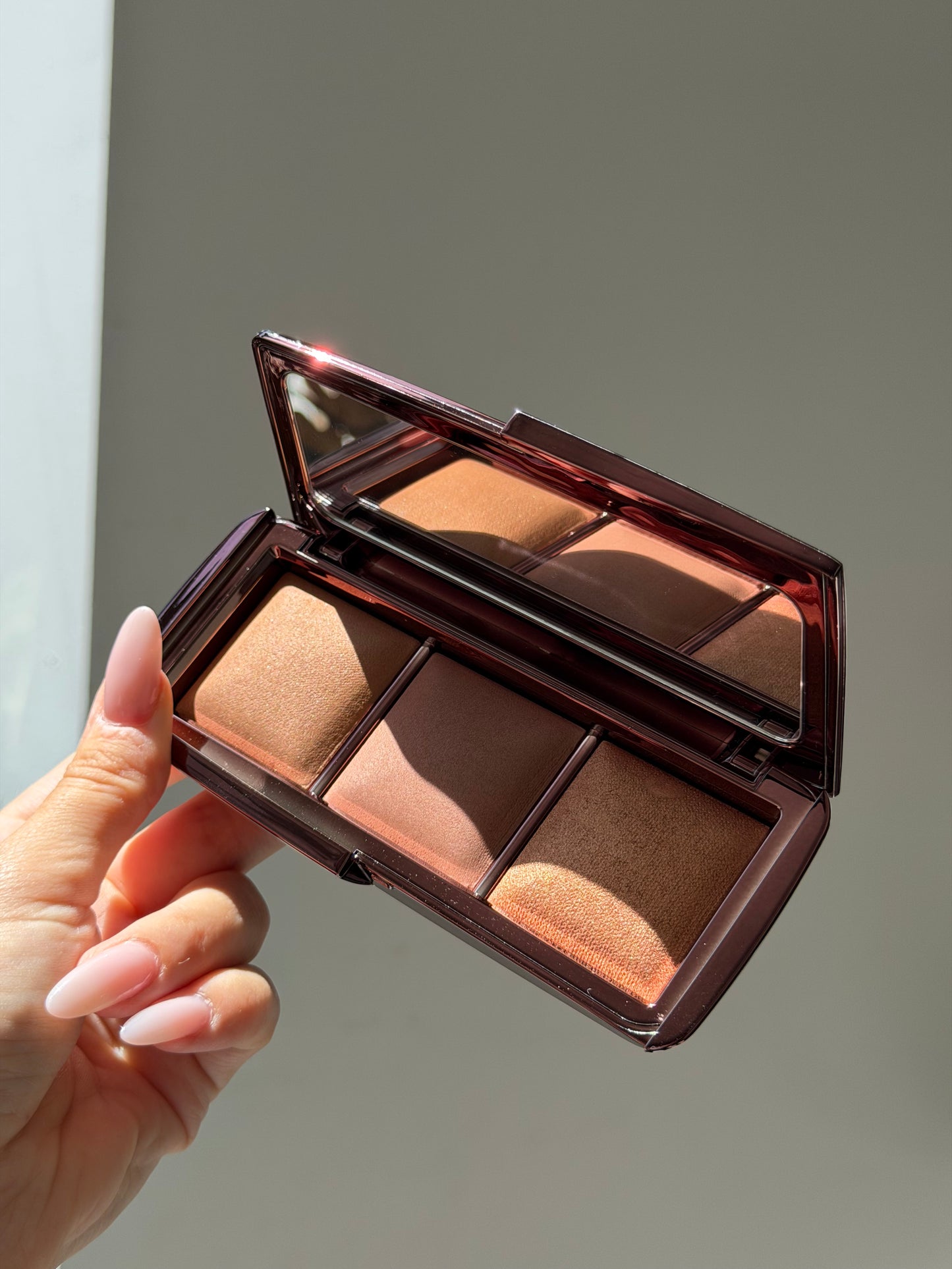 HOURGLASS Ambient Lighting Palette - Volume III