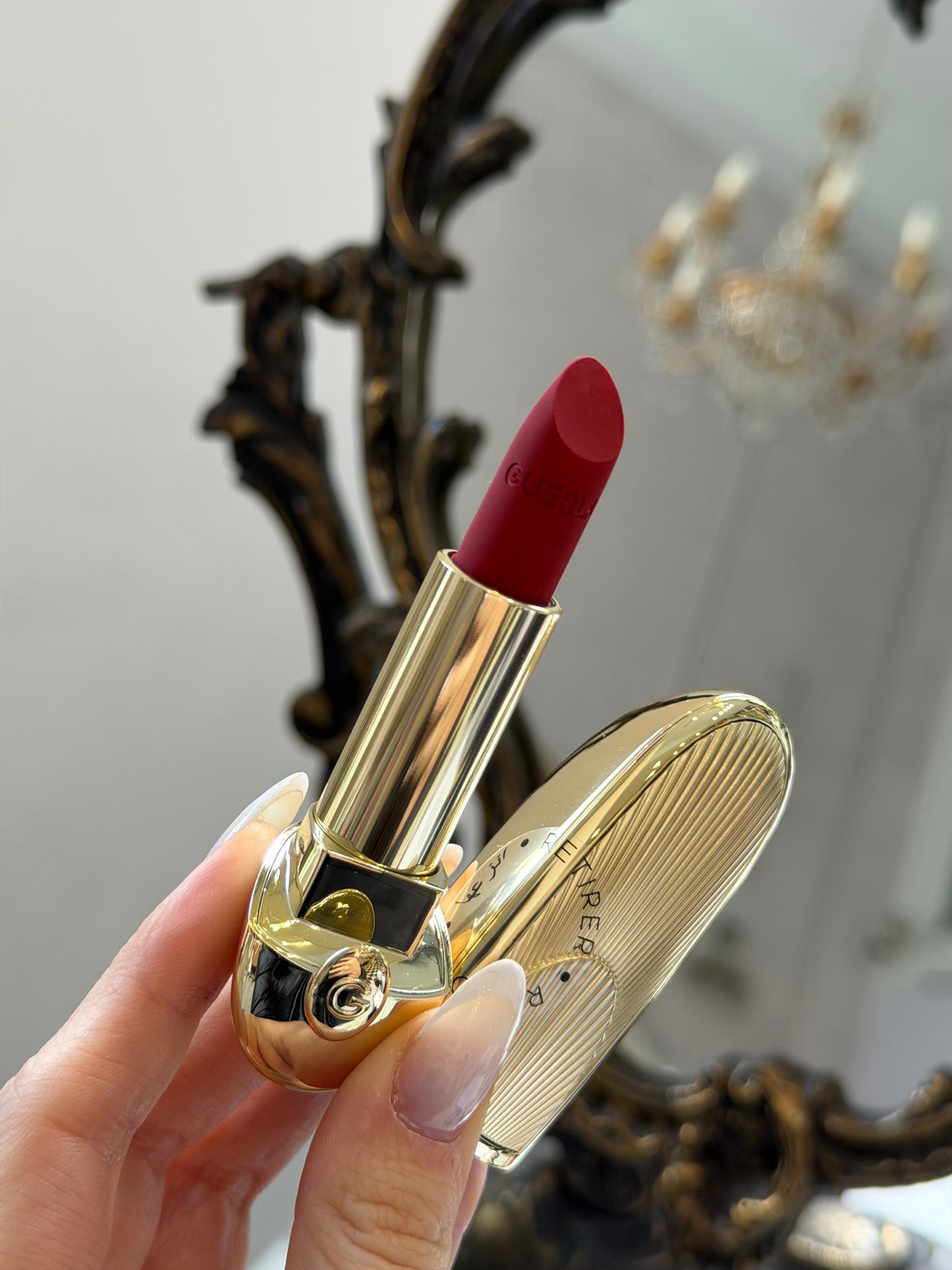 GUERLAIN Rouge G Velvet
Lipstick (555)