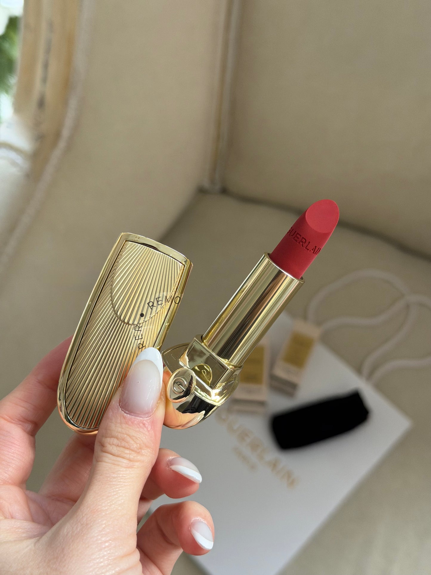 GUERLAIN Rouge G Velvet
Lipstick (555)