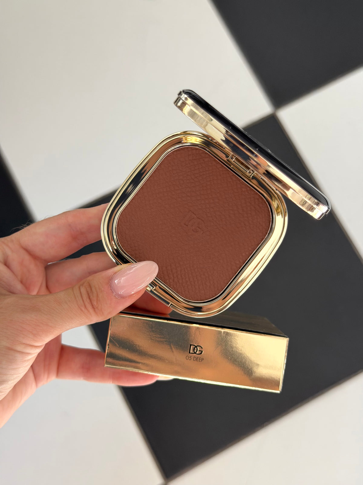 DOLCE&GABBANA Face&Eyes Match
Lasting Bronzer & Eyeshadow Powder (05)