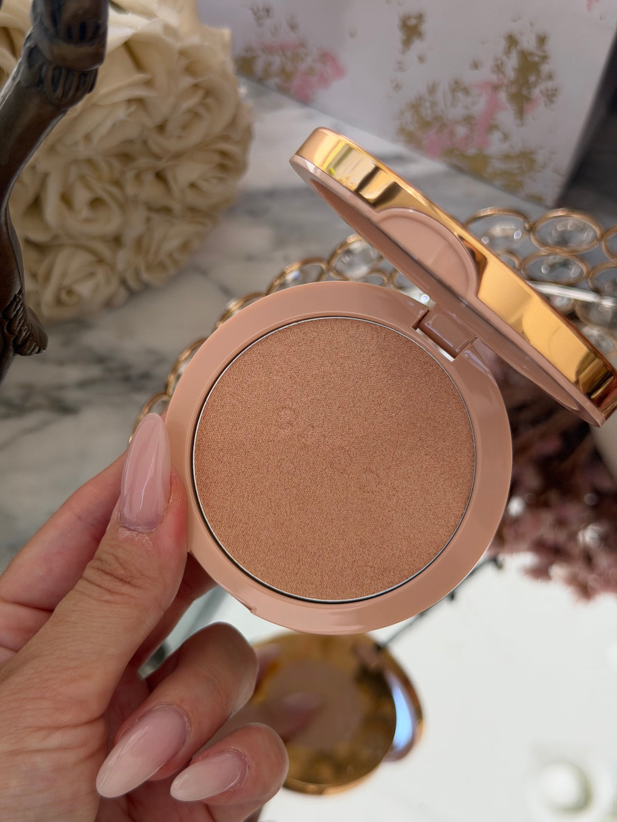 GUCCI Glow Highlighter (03)
Multi-Use Silky Illuminating Powder
