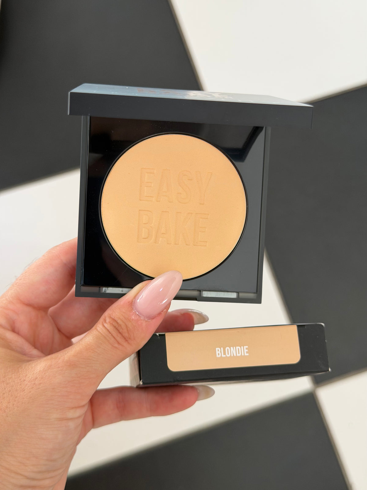 HUDA BEAUTY Easy Bake and Snatch Pressed Brightening and Setting Powder - Blondie