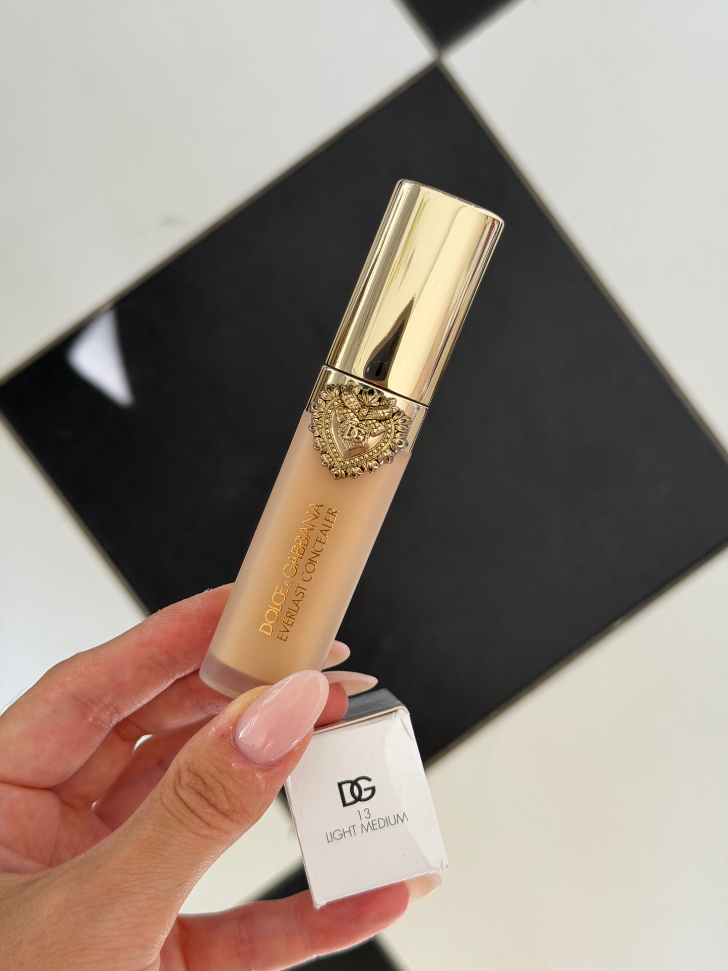 DOLCE&GABBANA Everlast Concealer 
24H Wear Crease-Proof Hydrating (13)