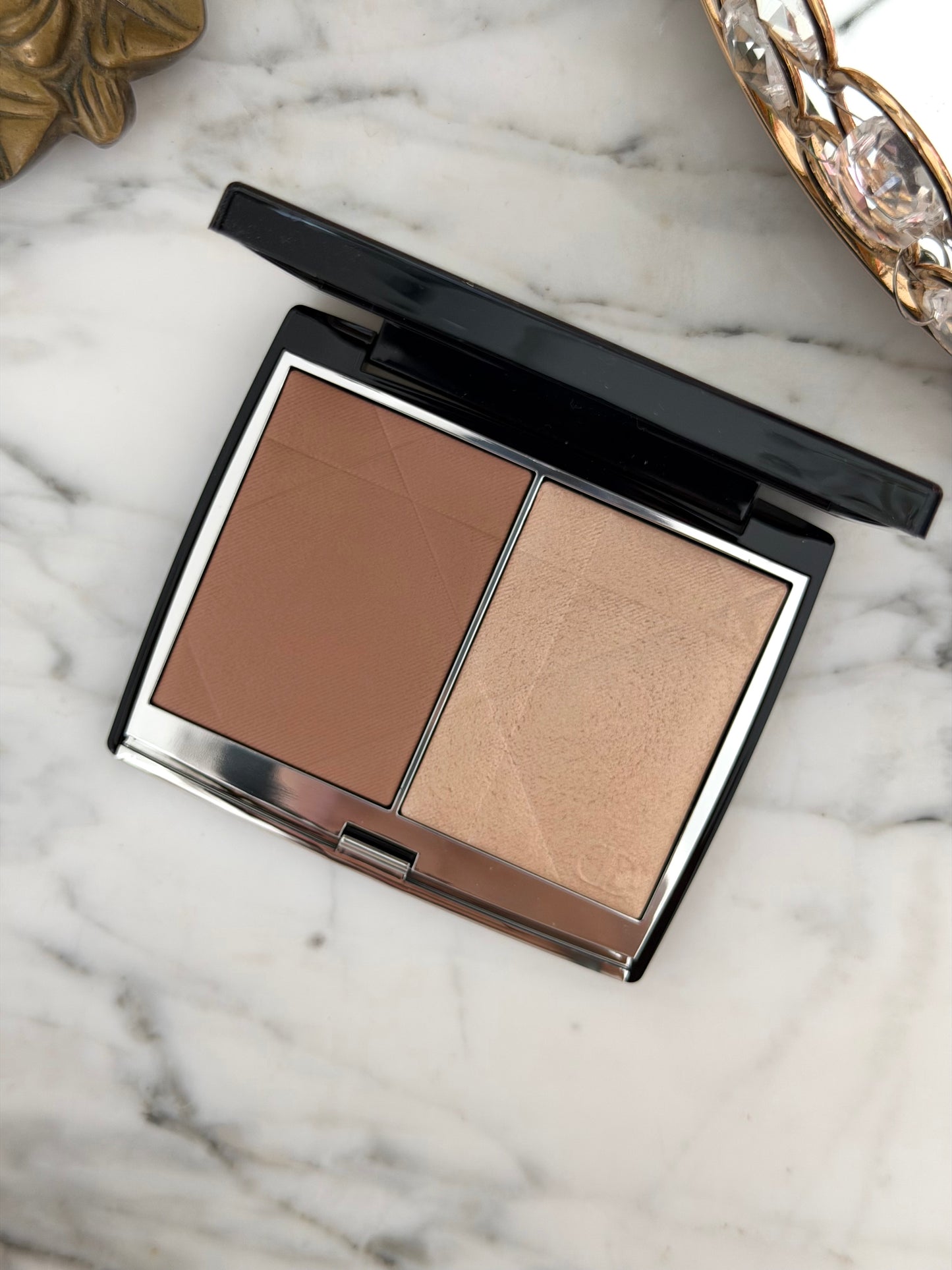 DIOR Rouge Blush Colour & Glow (100)
Multi-Use Face Palette – Color and Highlighter Duo