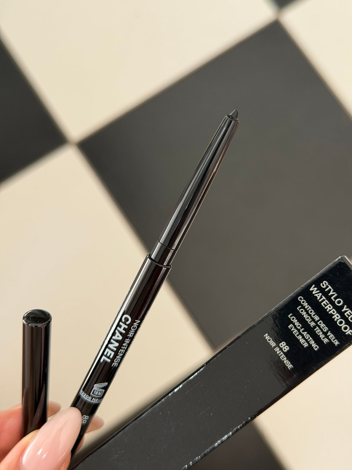 CHANEL Stylo Eyes Waterproof (88)
Long-Lasting Eyeliner