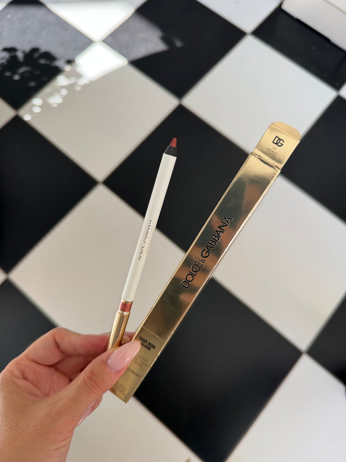 DOLCE&GABBANA Sleek Khol Glider 
10H Lasting Intense Color Eye Pencil (04)