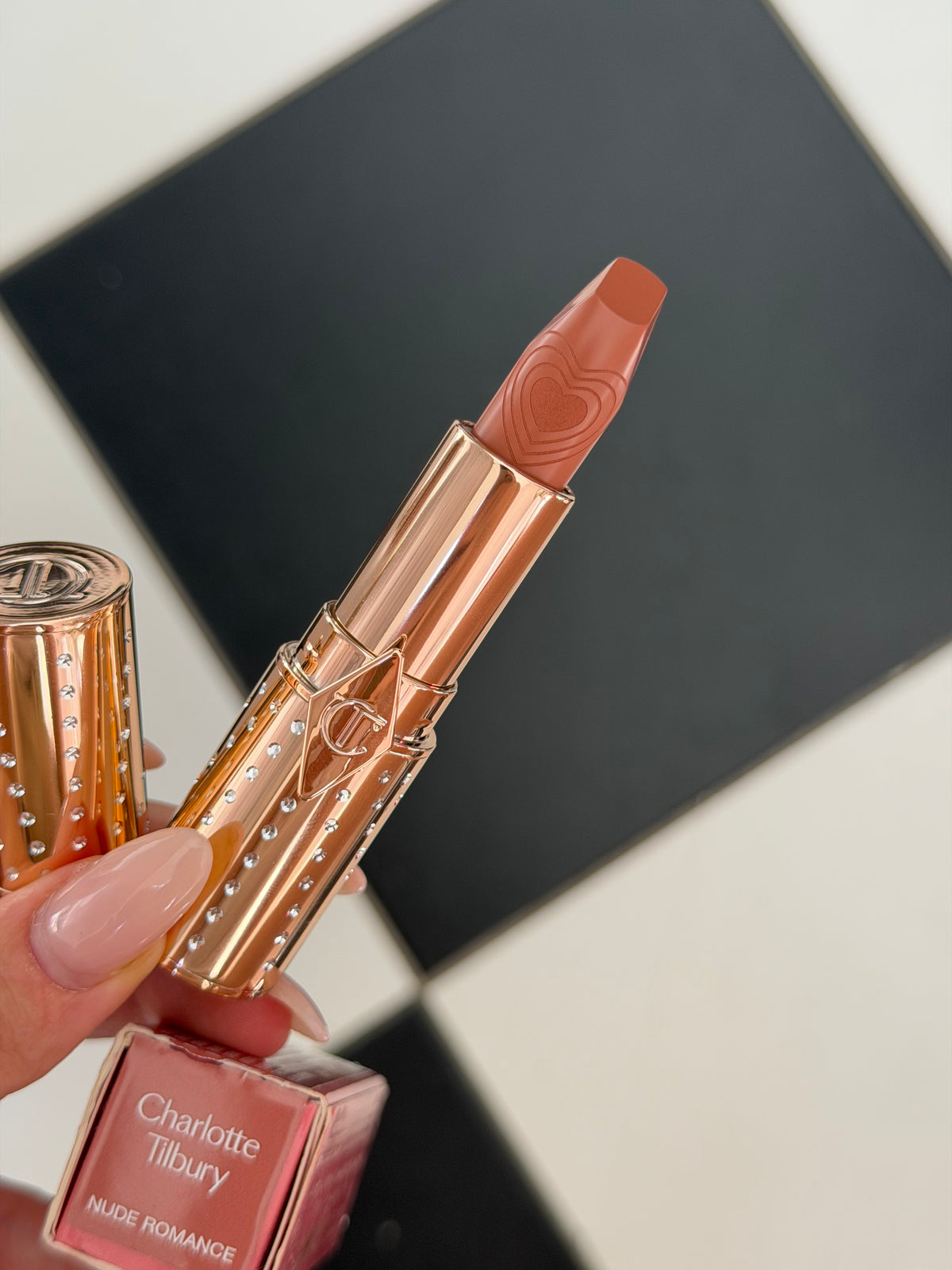 CHARLOTTE TILBURY
Look Of Love Lipstick
K.I.S.S.I.N.G - Nude Romance
