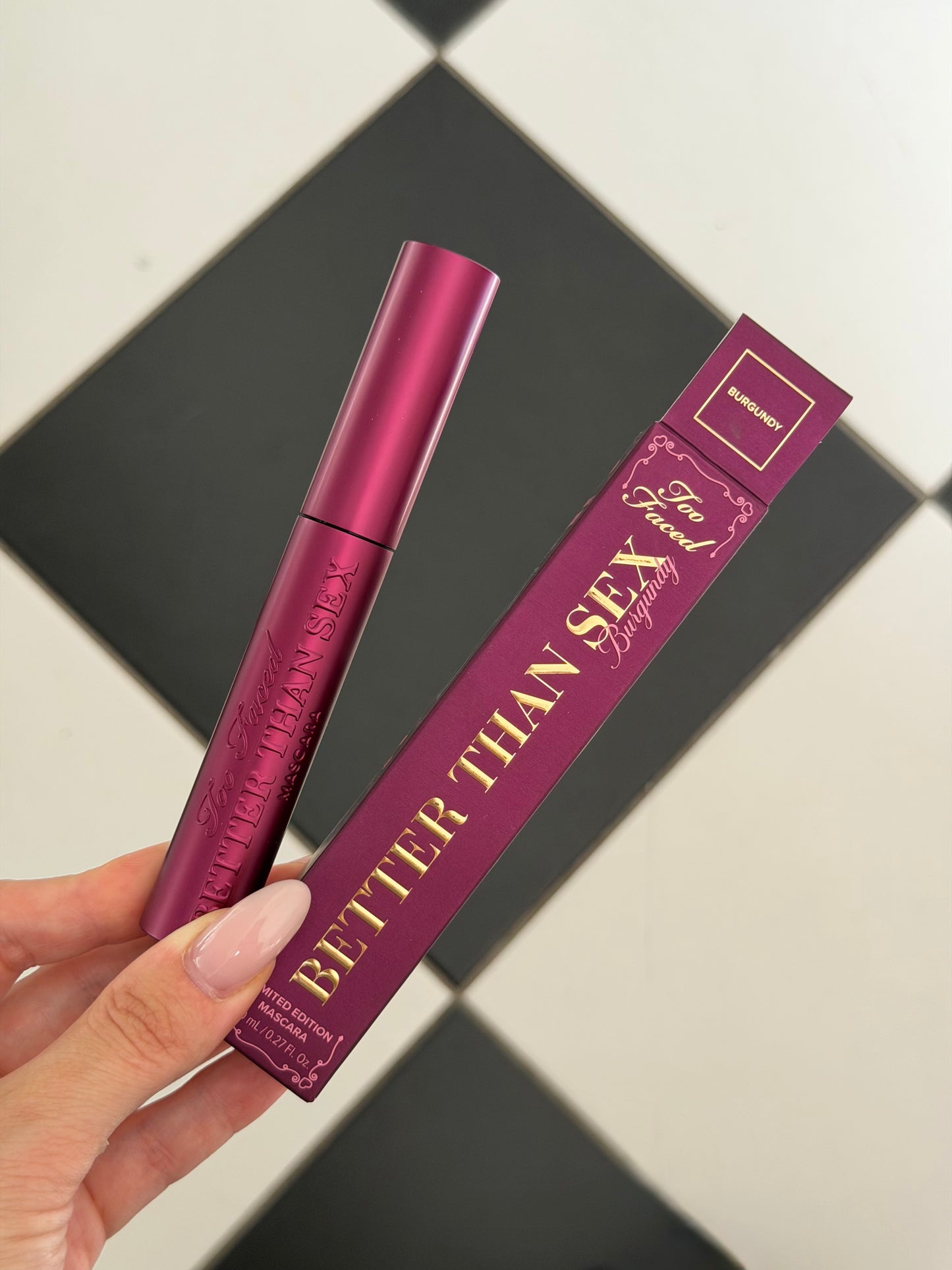 TOO FACED Better Than Sex Volumizing Mascara - Burgundy
Dramatic Volume & Longer Lashes