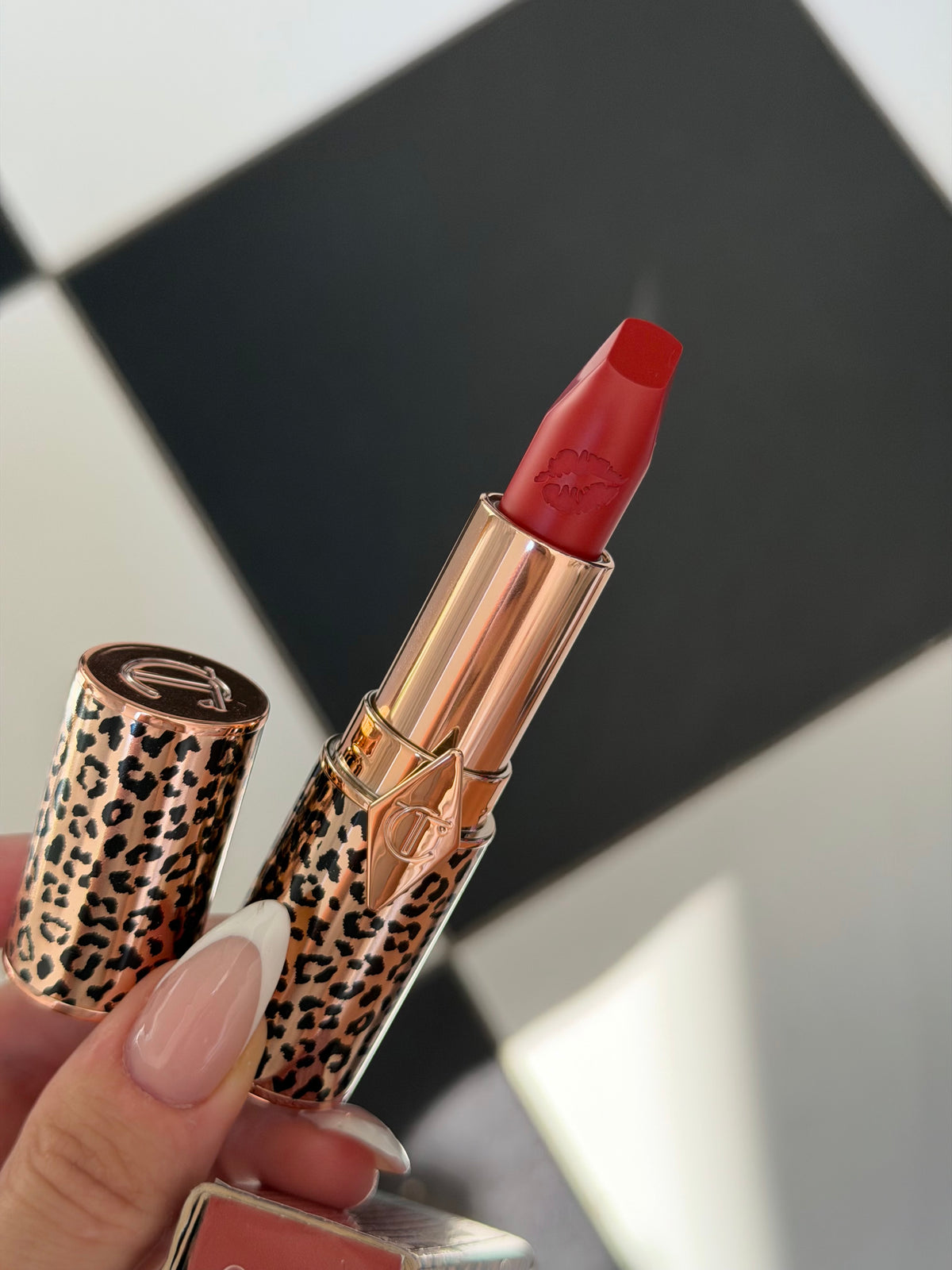 CHARLOTTE TILBURY
Hot Lips Lipstick - Red Hot Susan