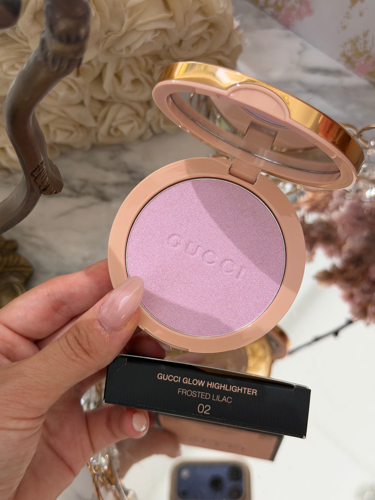 GUCCI Glow Highlighter (02)
Multi-Use Silky Illuminating Powder