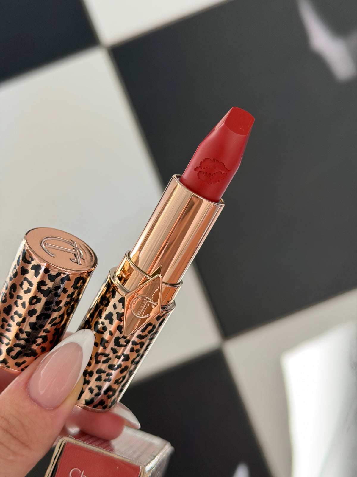 CHARLOTTE TILBURY
Hot Lips Lipstick - Red Hot Susan