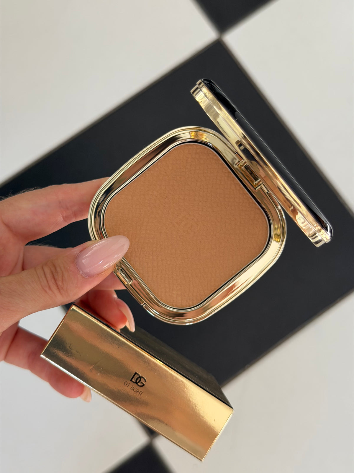 DOLCE&GABBANA Face&Eyes Match
Lasting Bronzer & Eyeshadow Powder (01)