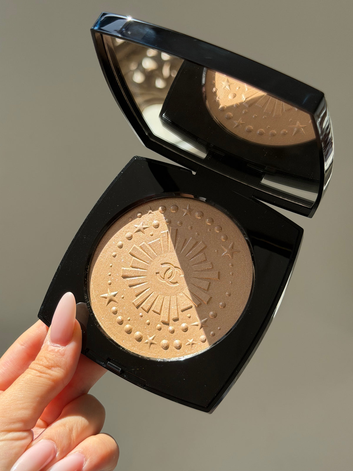 CHANEL Diamond Dust
Oversize Illuminating Powder