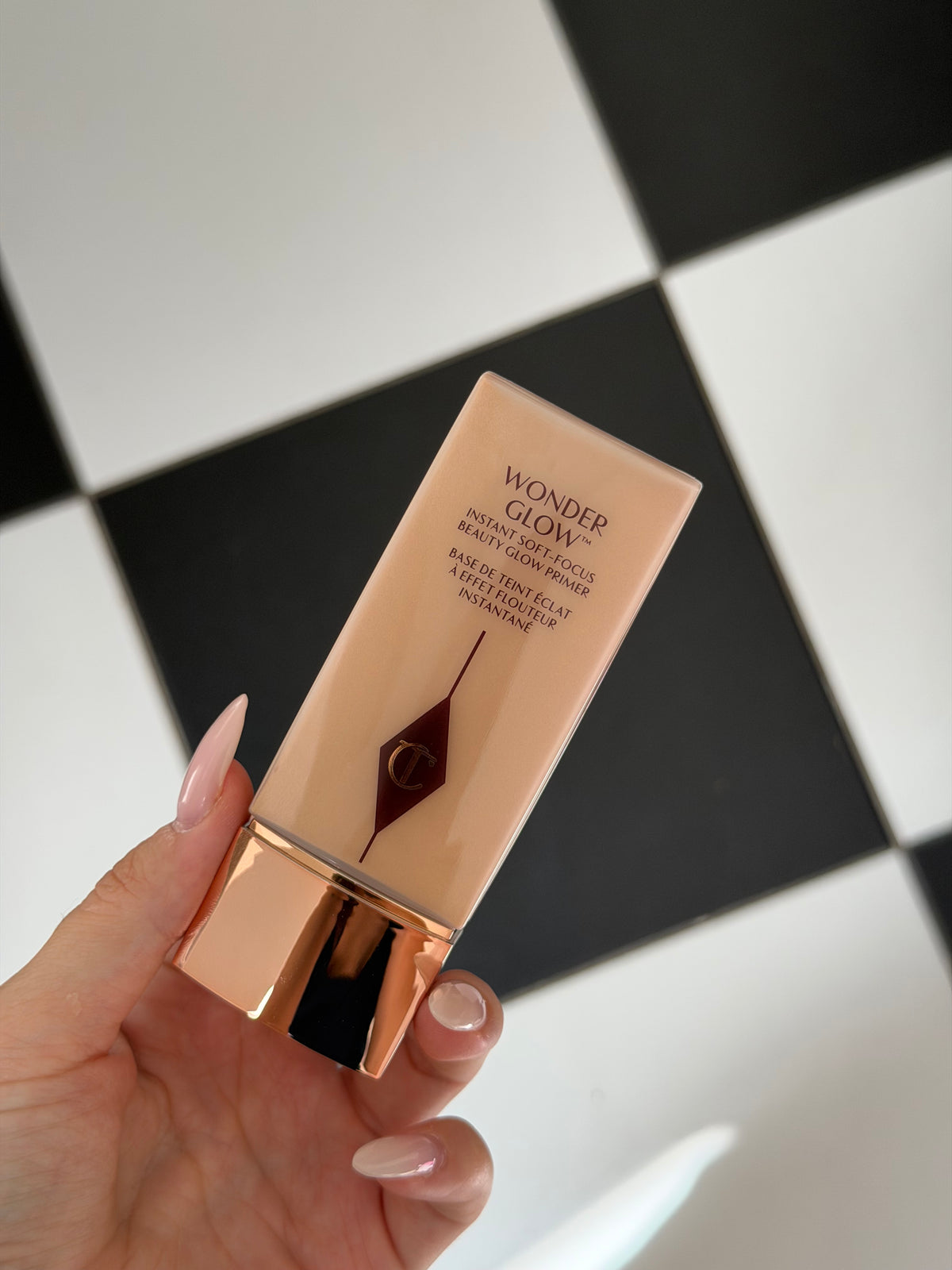 CHARLOTTE TILBURY
WonderGlow Primer
Instant Soft-Focus Beauty Glow