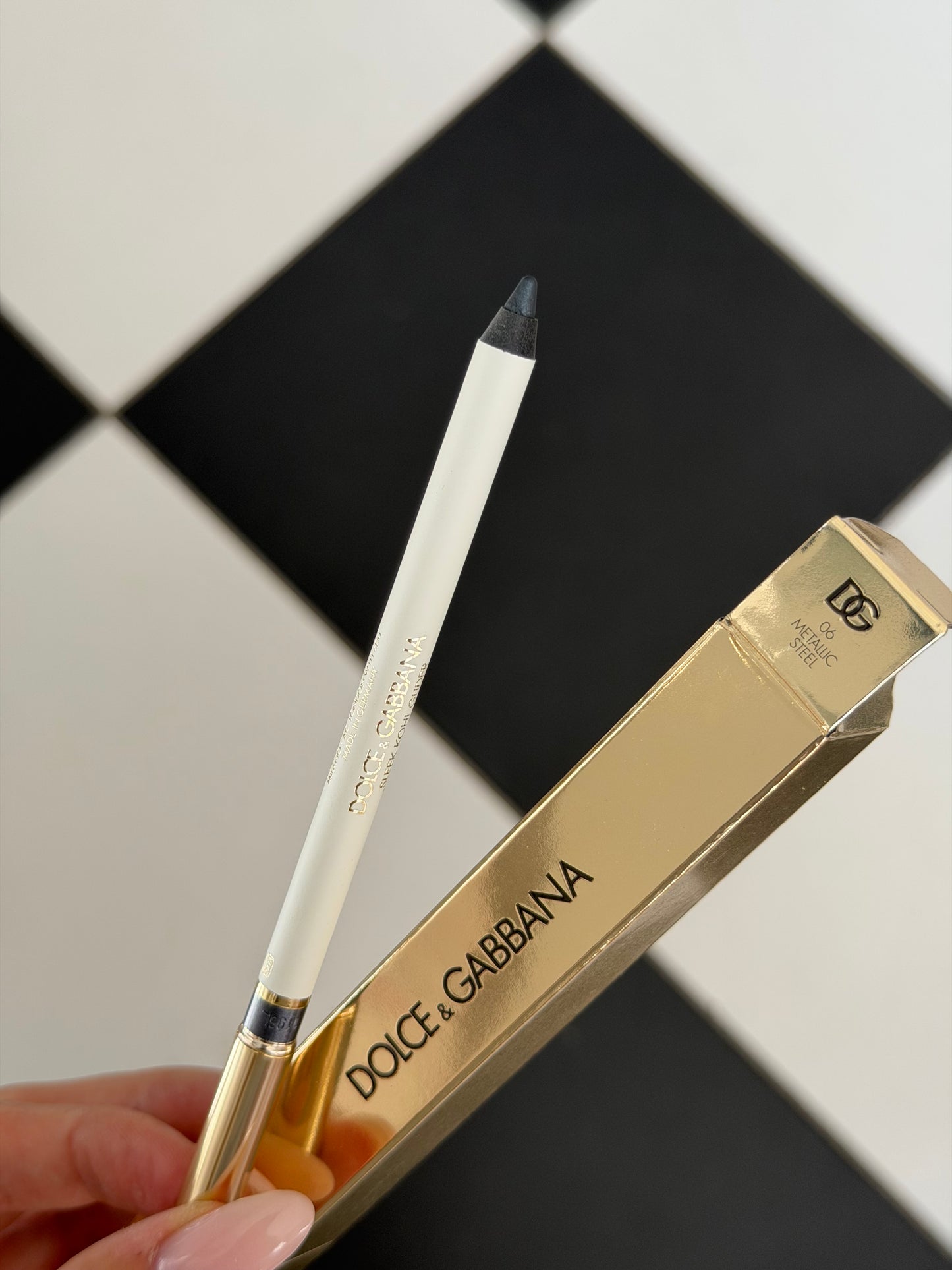 DOLCE&GABBANA Sleek Khol Glider 
10H Lasting Intense Color Eye Pencil (06)