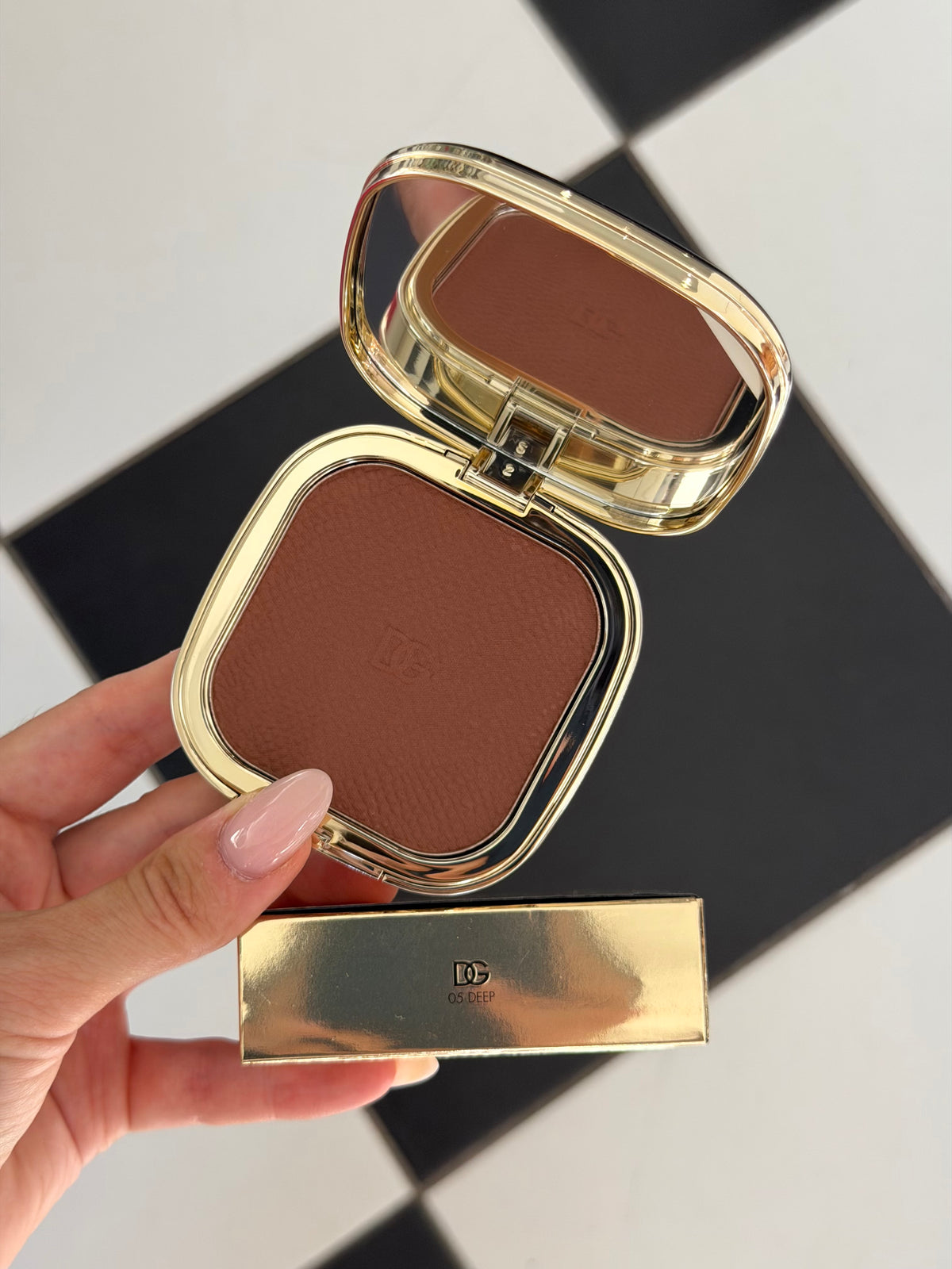 DOLCE&GABBANA Face&Eyes Match
Lasting Bronzer & Eyeshadow Powder (05)