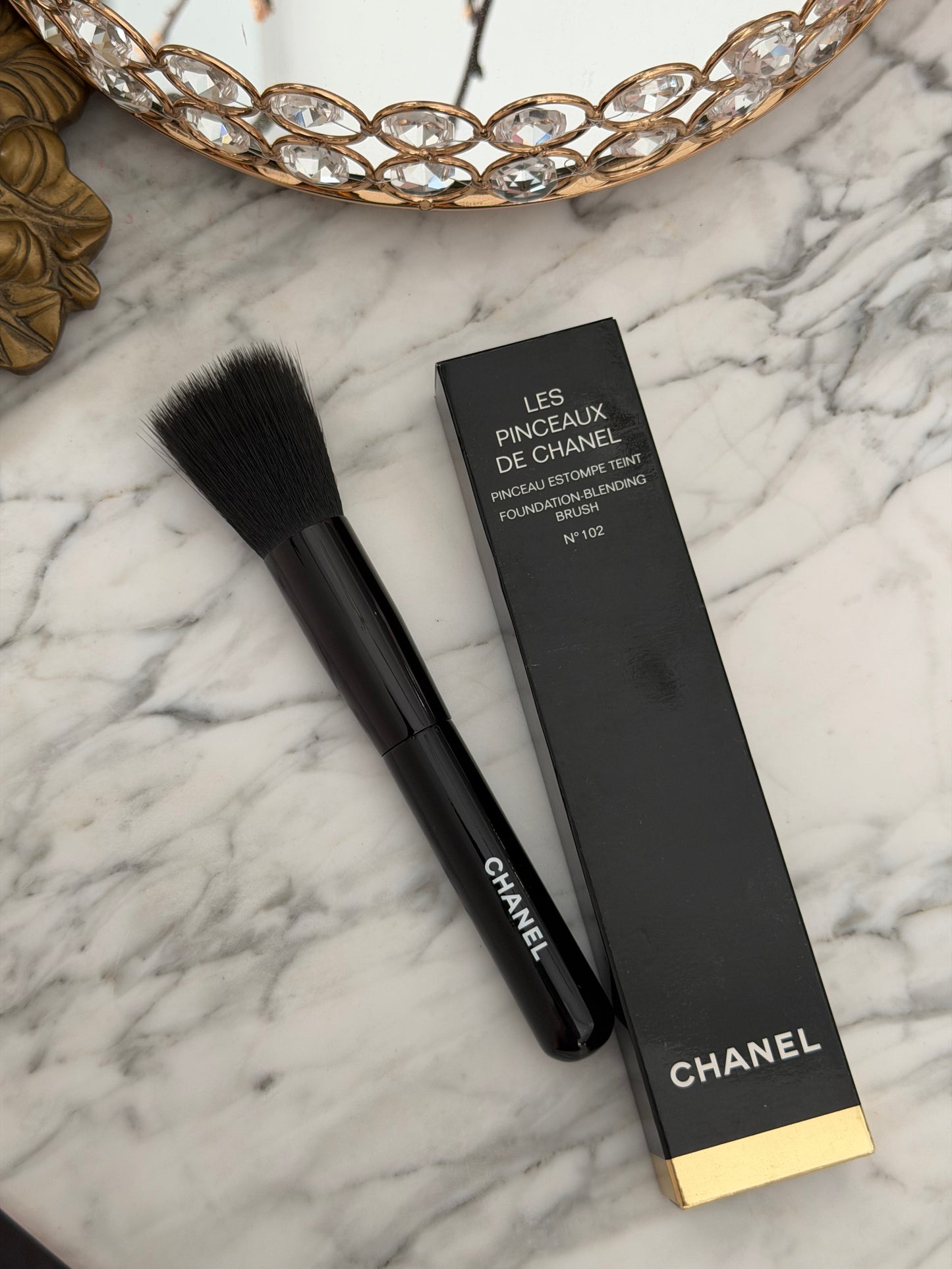 CHANEL Les Pinceaux De Chanel N°102
Fluid Foundation-Blending Brush