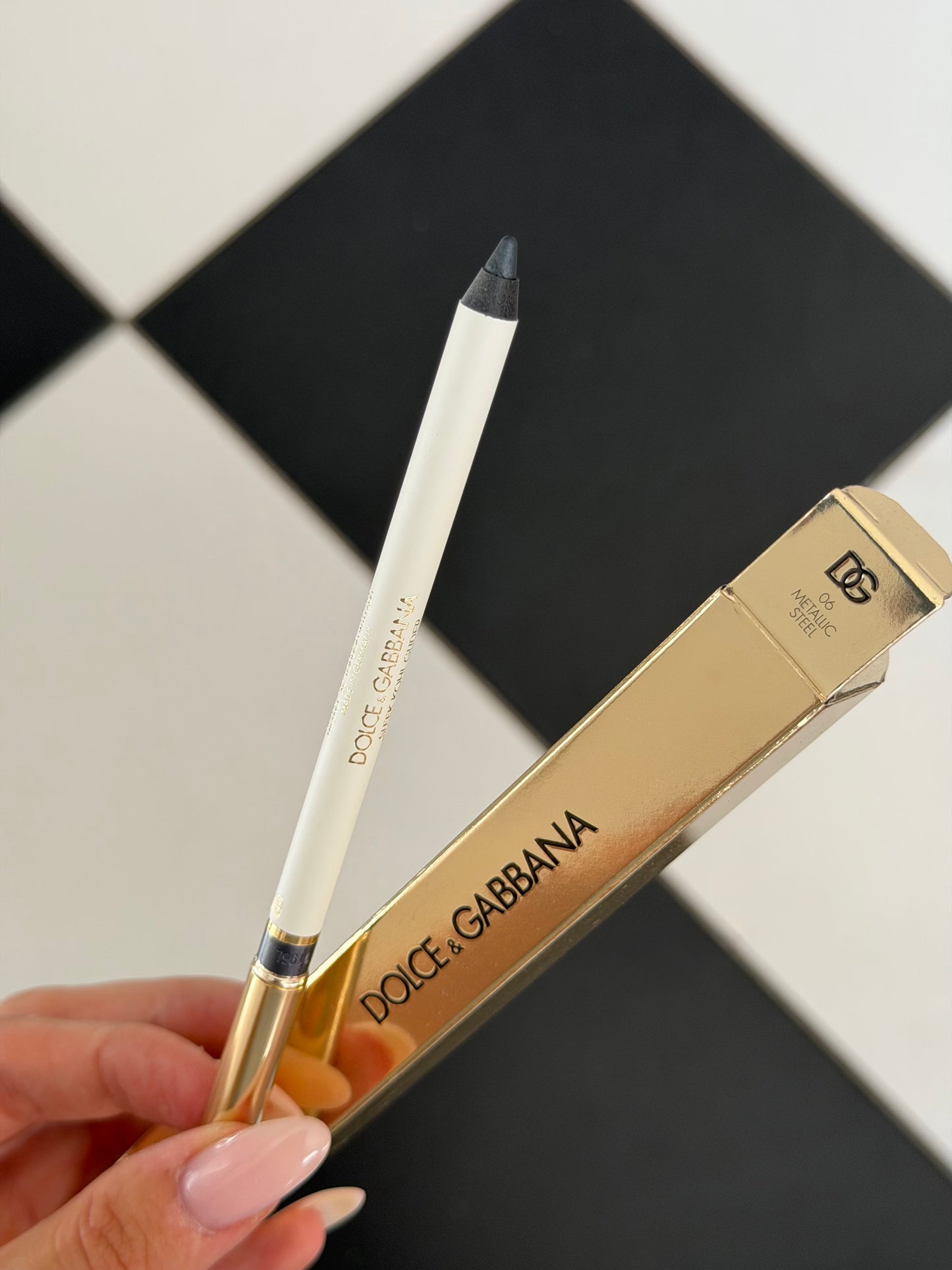 DOLCE&GABBANA Sleek Khol Glider 
10H Lasting Intense Color Eye Pencil (06)
