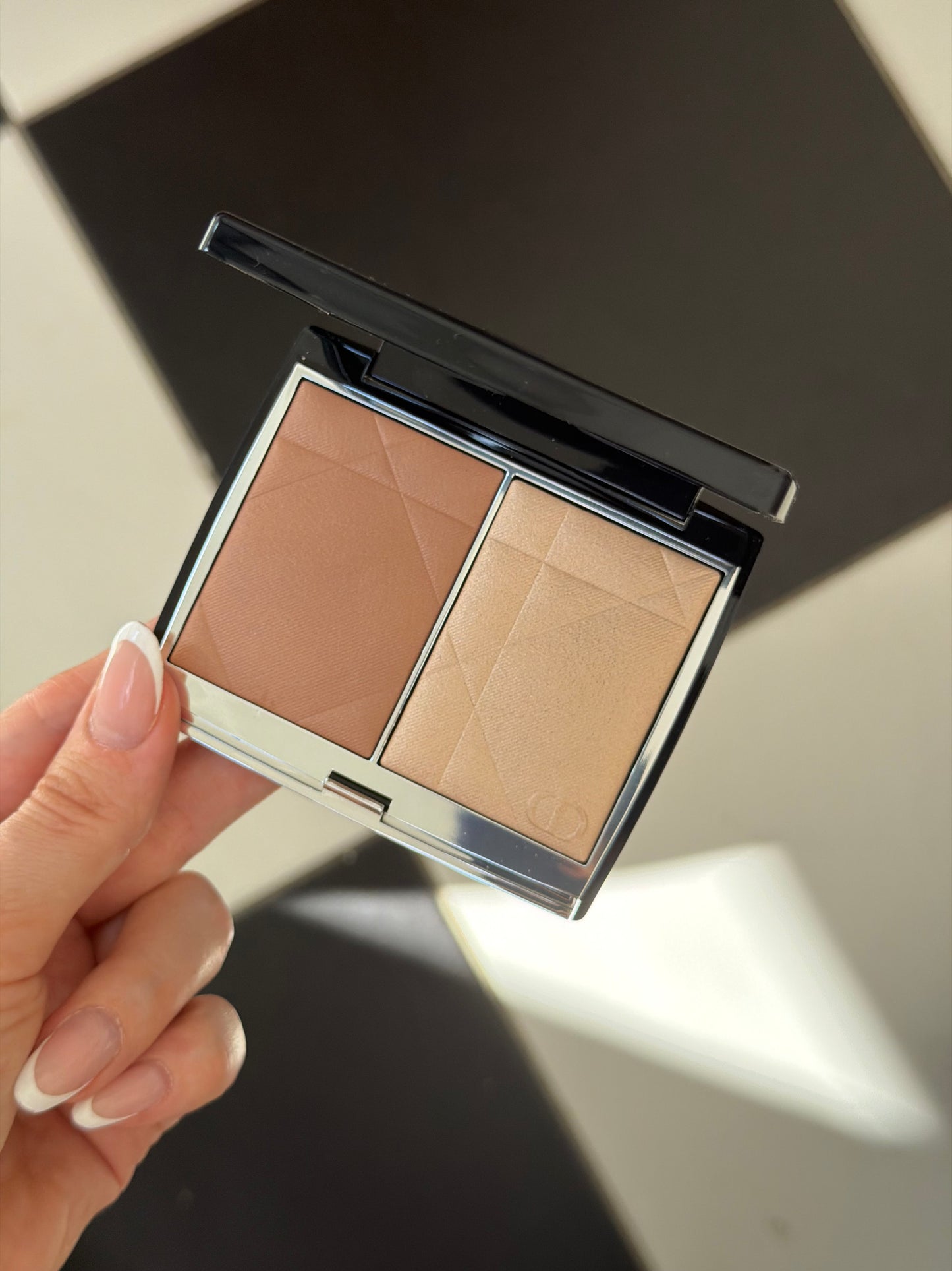 DIOR Rouge Blush Colour & Glow (100)
Multi-Use Face Palette – Color and Highlighter Duo