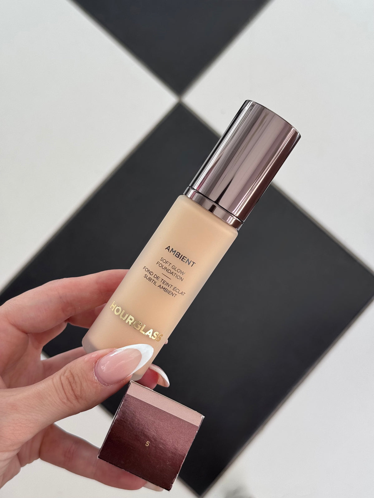 HOURGLASS Ambient Soft Glow Foundation (5)