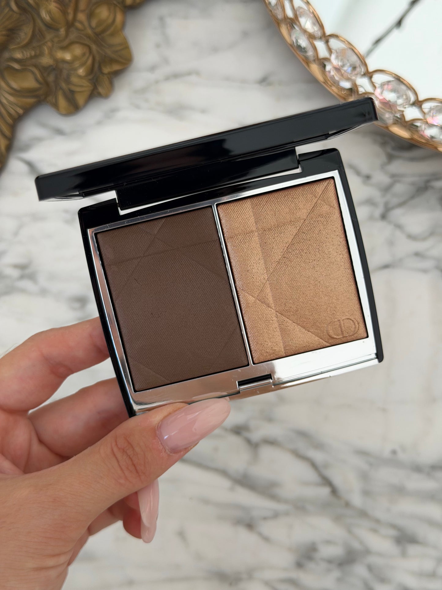 DIOR Rouge Blush Colour & Glow (200)
Multi-Use Face Palette – Color and Highlighter Duo