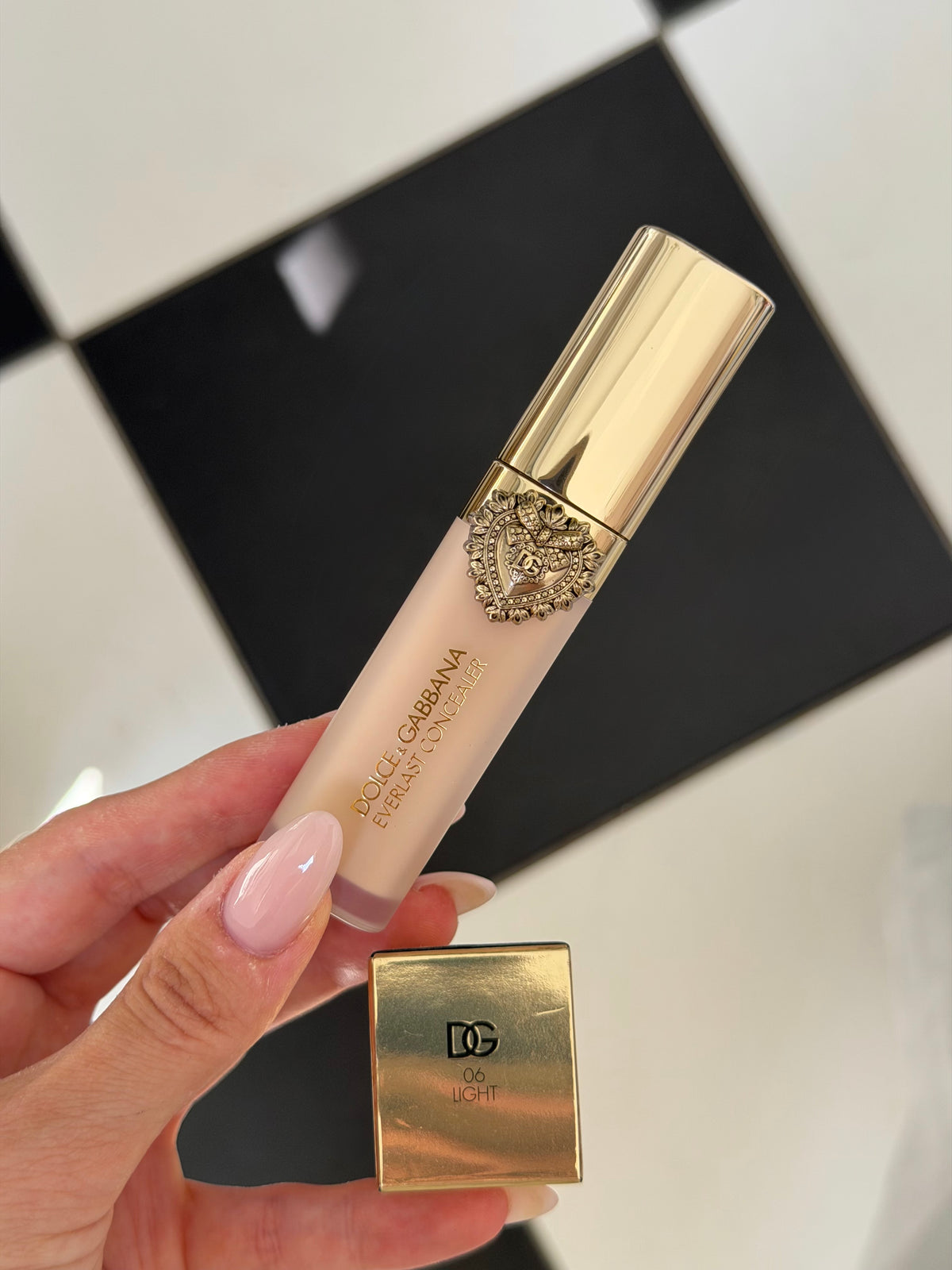 DOLCE&GABBANA Everlast Concealer 
24H Wear Crease-Proof Hydrating (06)