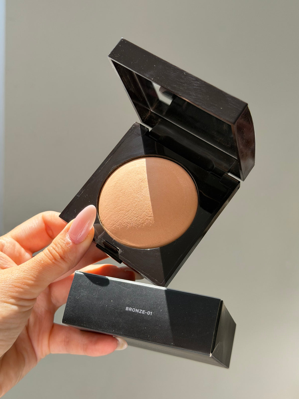 LAURA MERCIER Matte Radiance Baked Face Powder 
Soft Matte Radiance