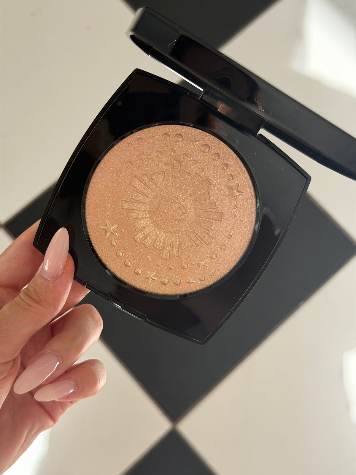 CHANEL Diamond Dust
Oversize Illuminating Powder