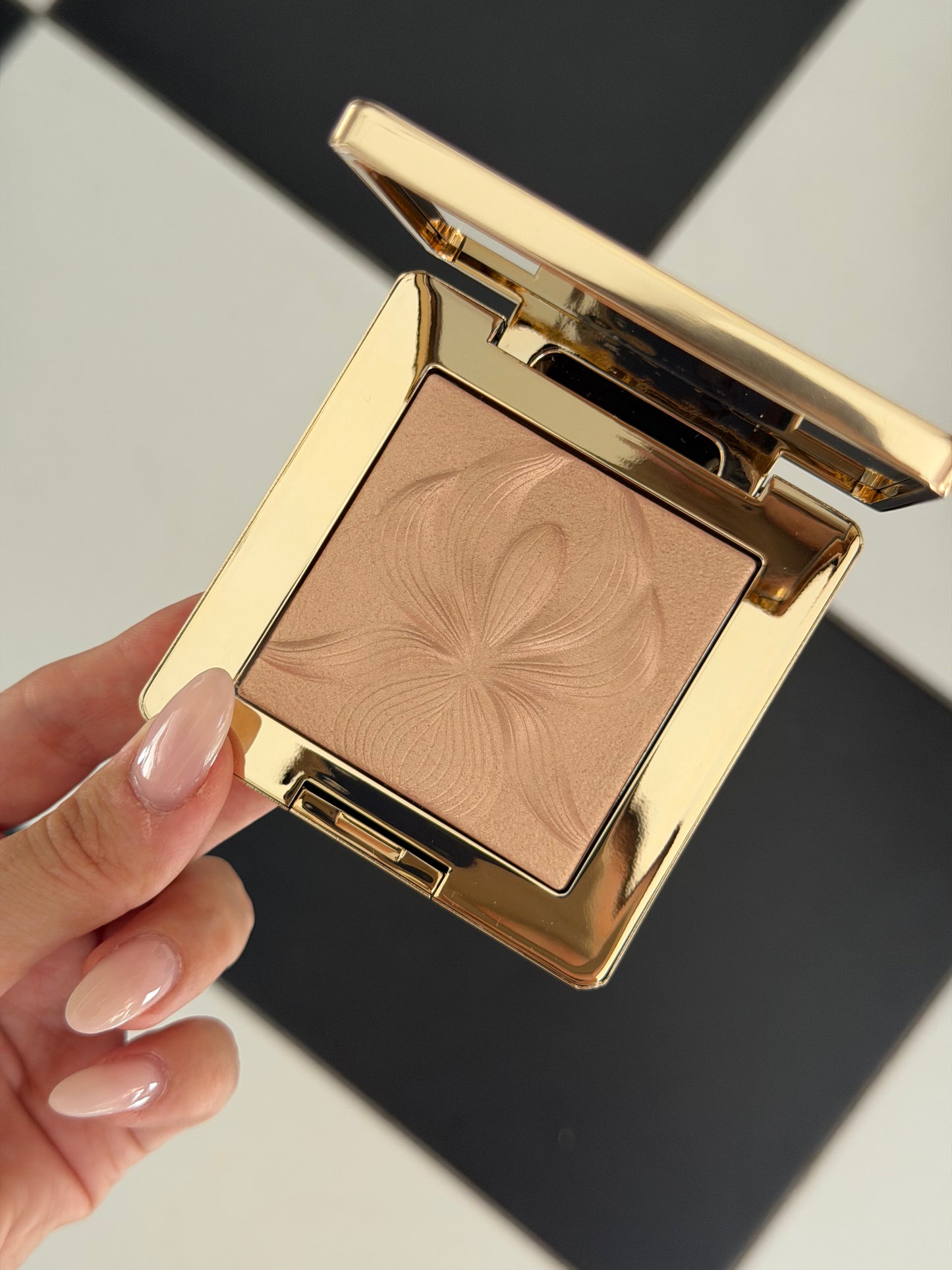 SISLEY L'Orchidée
Highlighter Illuminating Powder Gel
