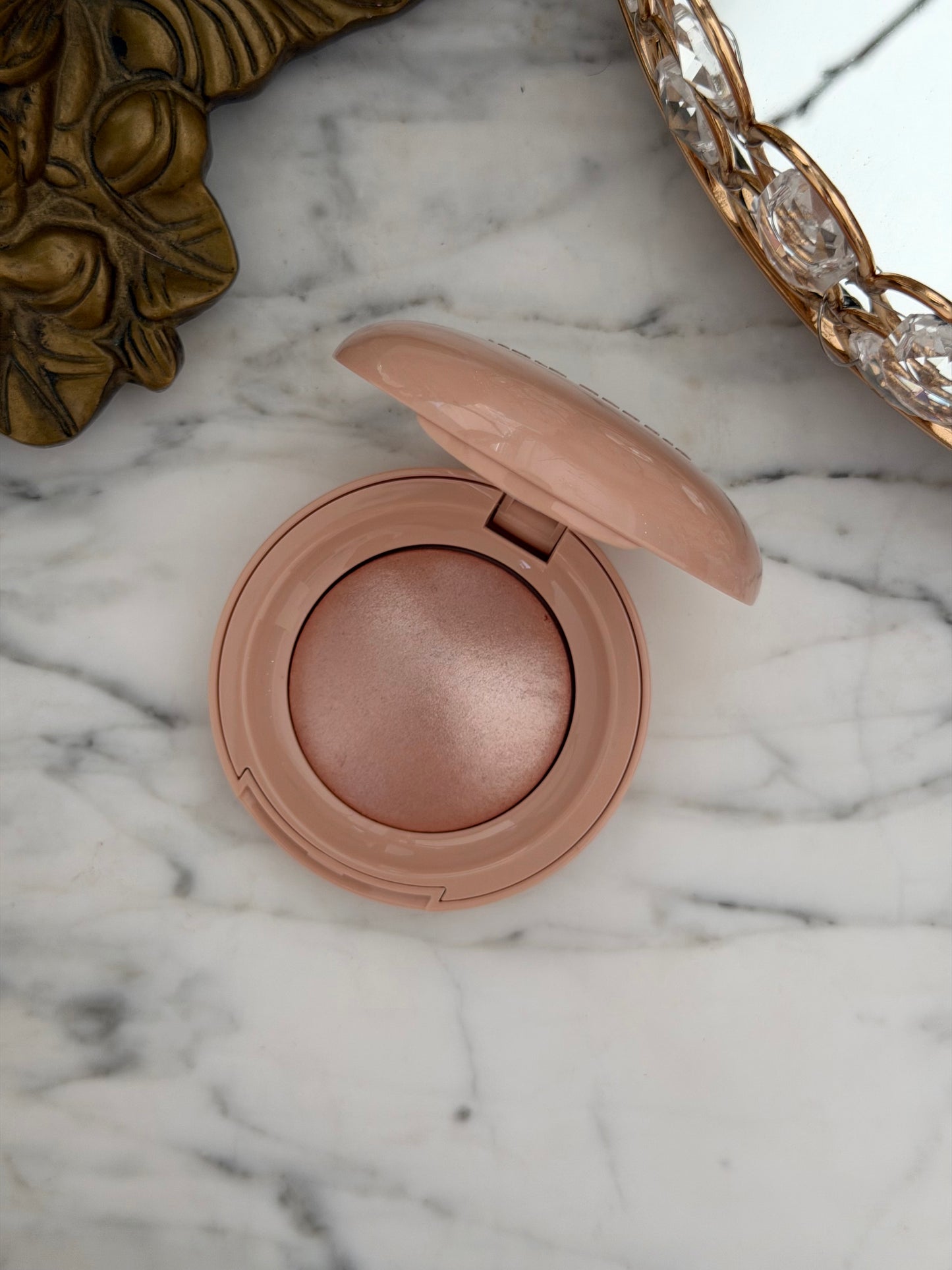 RARE BEAUTY Positive Light Silky Touch Highlighter - Mesmerize