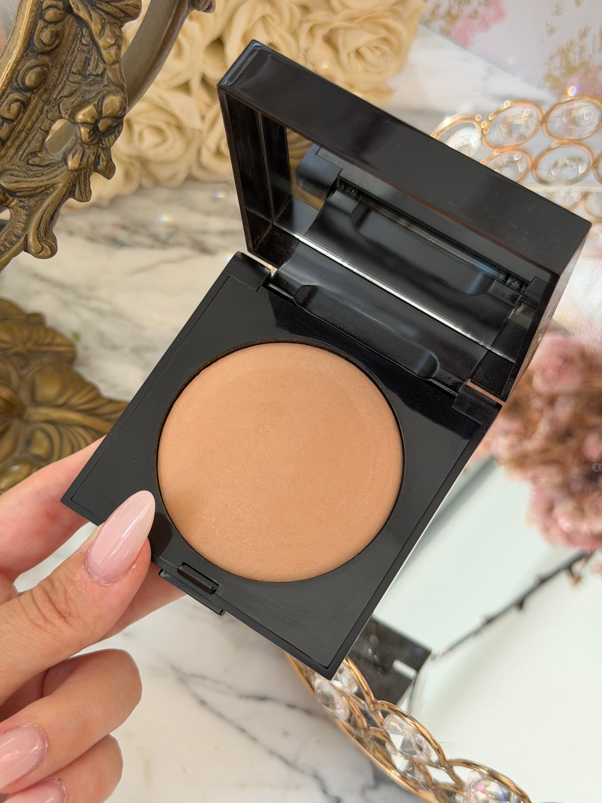 LAURA MERCIER Matte Radiance Baked Face Powder 
Soft Matte Radiance