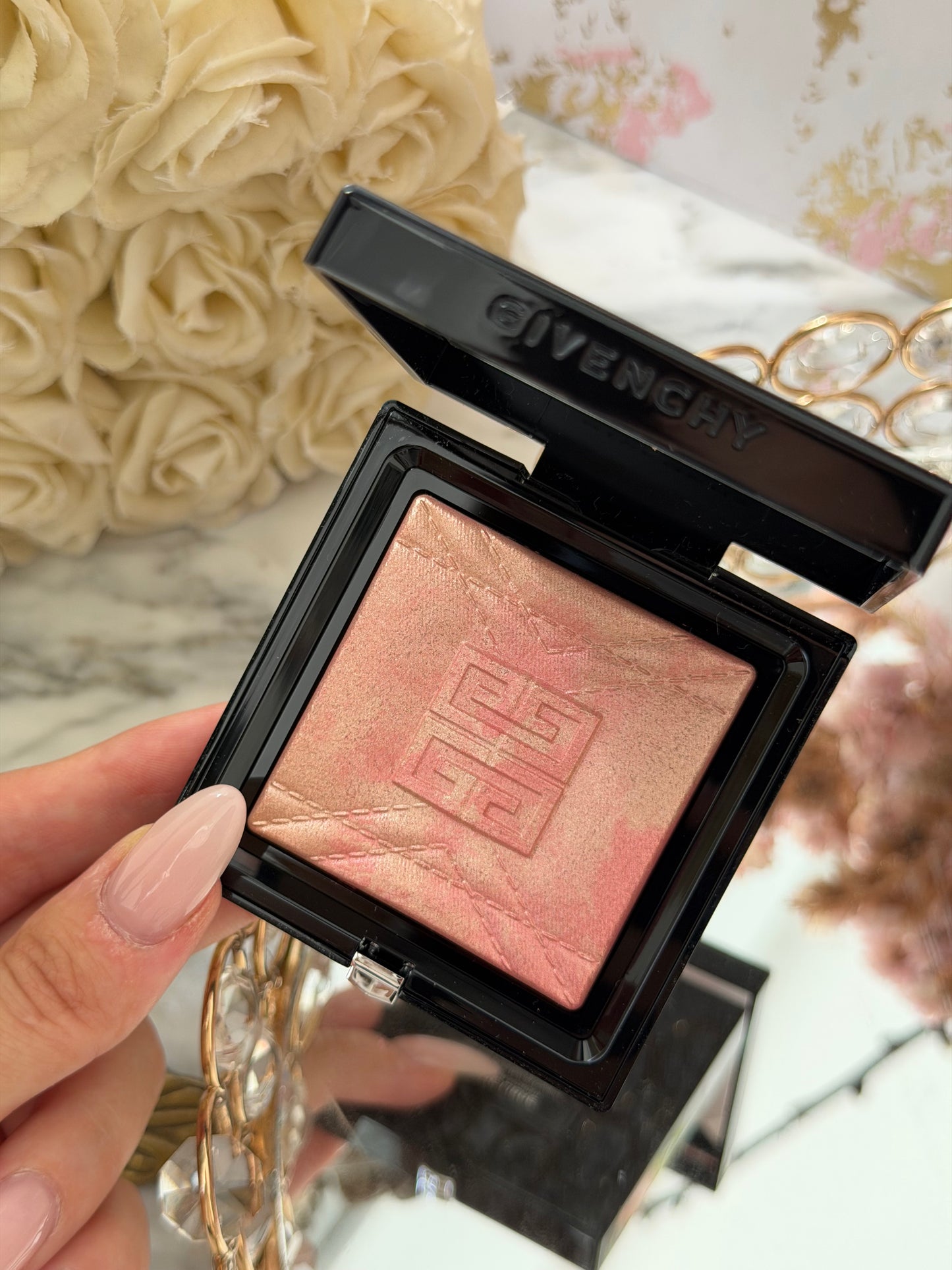 GIVENCHY Prisme Libre Highlighter Powder (004)
Long-lasting Hydrating And Marbled