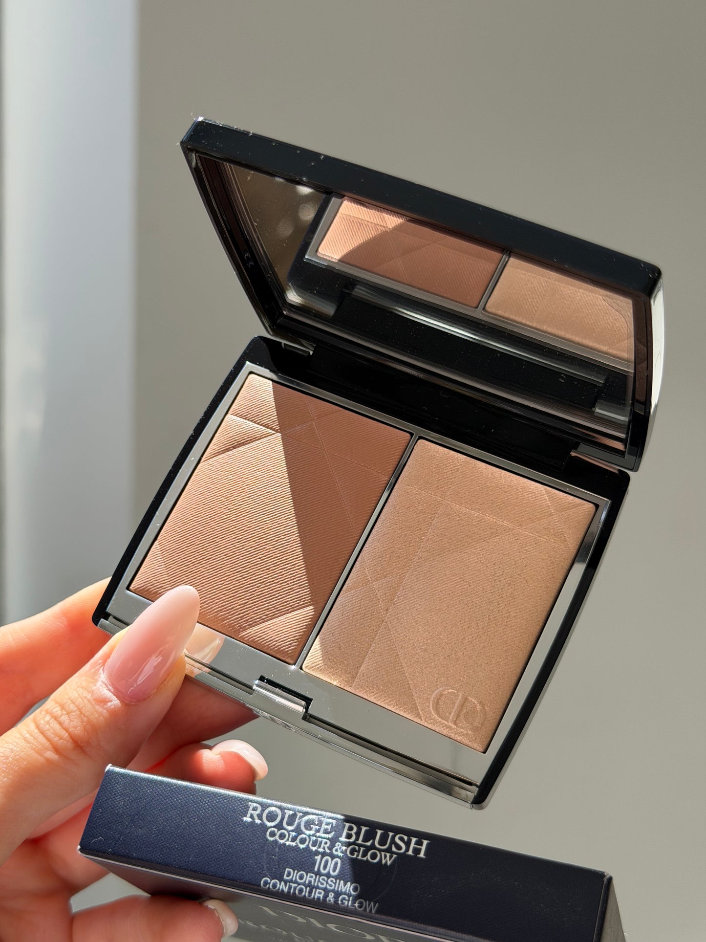 DIOR Rouge Blush Colour & Glow (100)
Multi-Use Face Palette – Color and Highlighter Duo