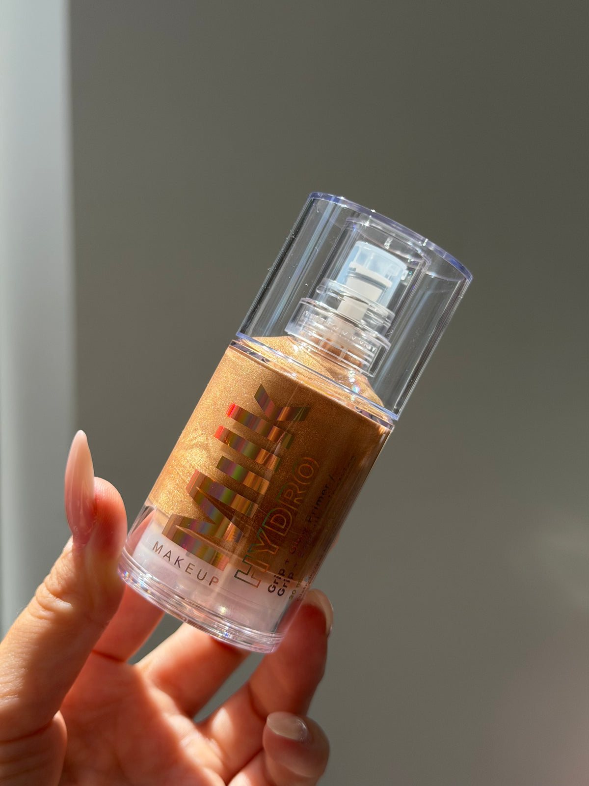 MILK MAKEUP Hydro Grip + Glow Primer
Illuminating Primer
